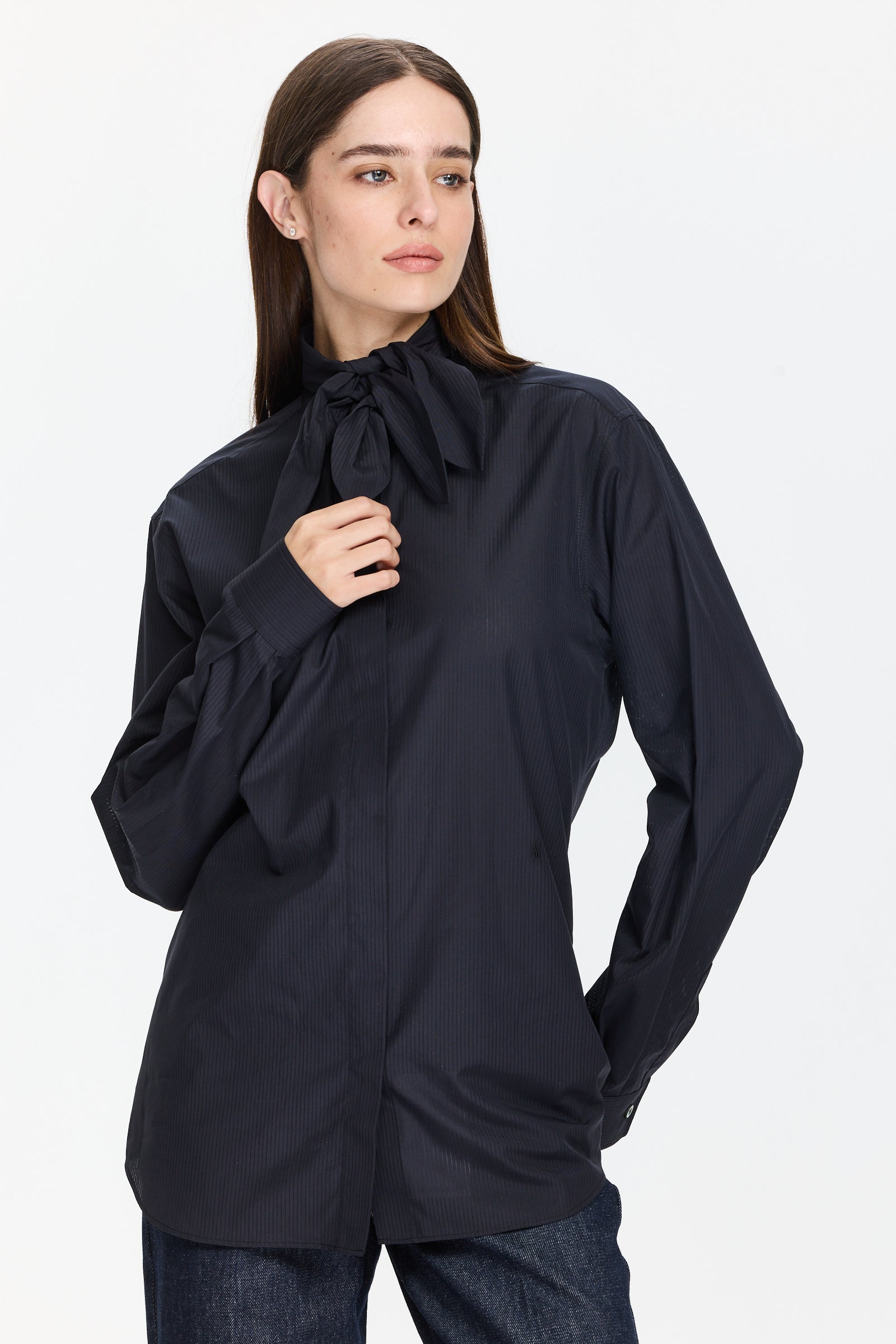 חולצה מכופתרת בגזרה רחבה, בגוון כחול-שחור, עם עיטור פפיון בצווארוןהרכב: 100% כותנההדוגמנית בגובה 1.75 ולובשת מידה 42 של MOSCHINO