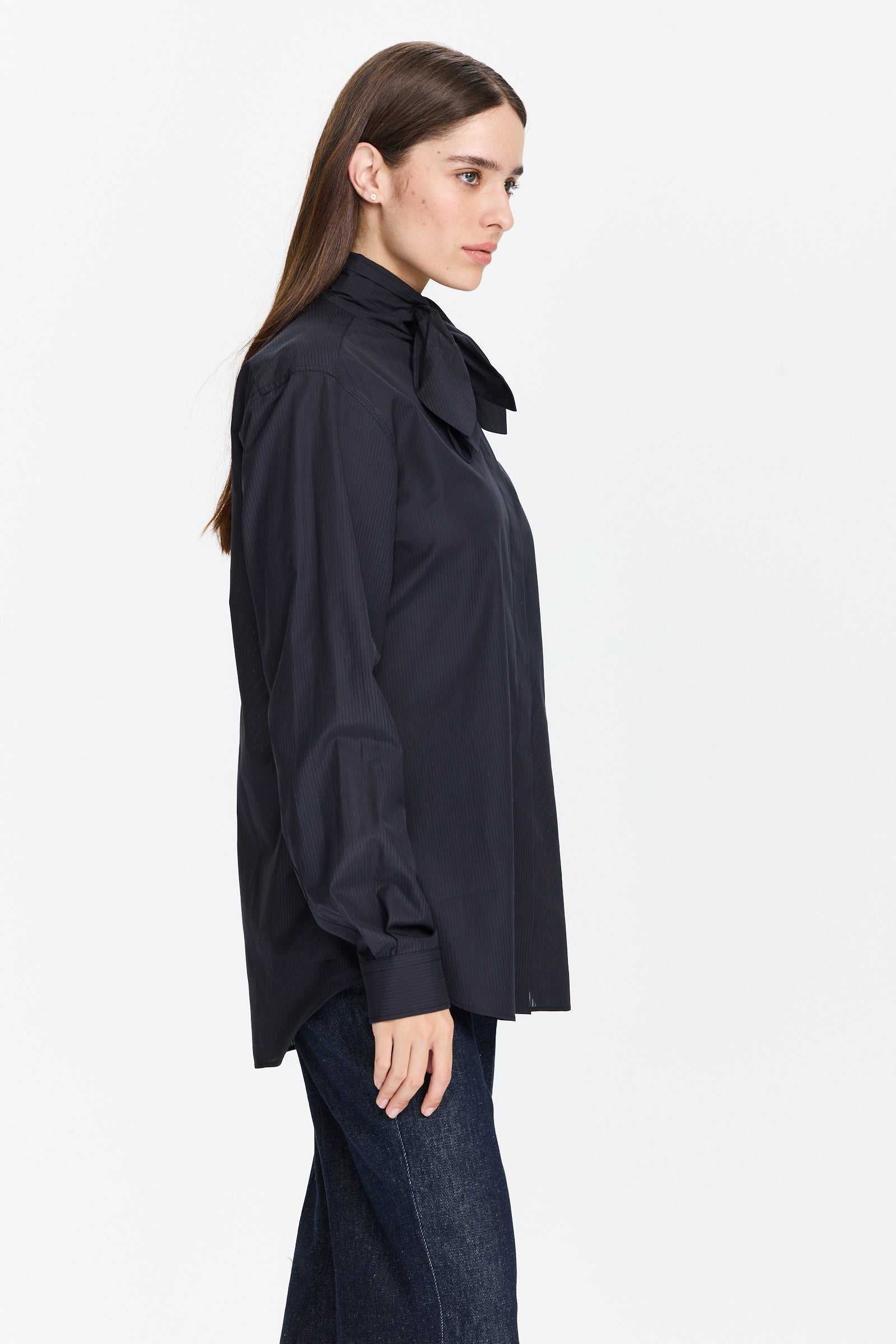 חולצה מכופתרת בגזרה רחבה, בגוון כחול-שחור, עם עיטור פפיון בצווארוןהרכב: 100% כותנההדוגמנית בגובה 1.75 ולובשת מידה 42 של MOSCHINO