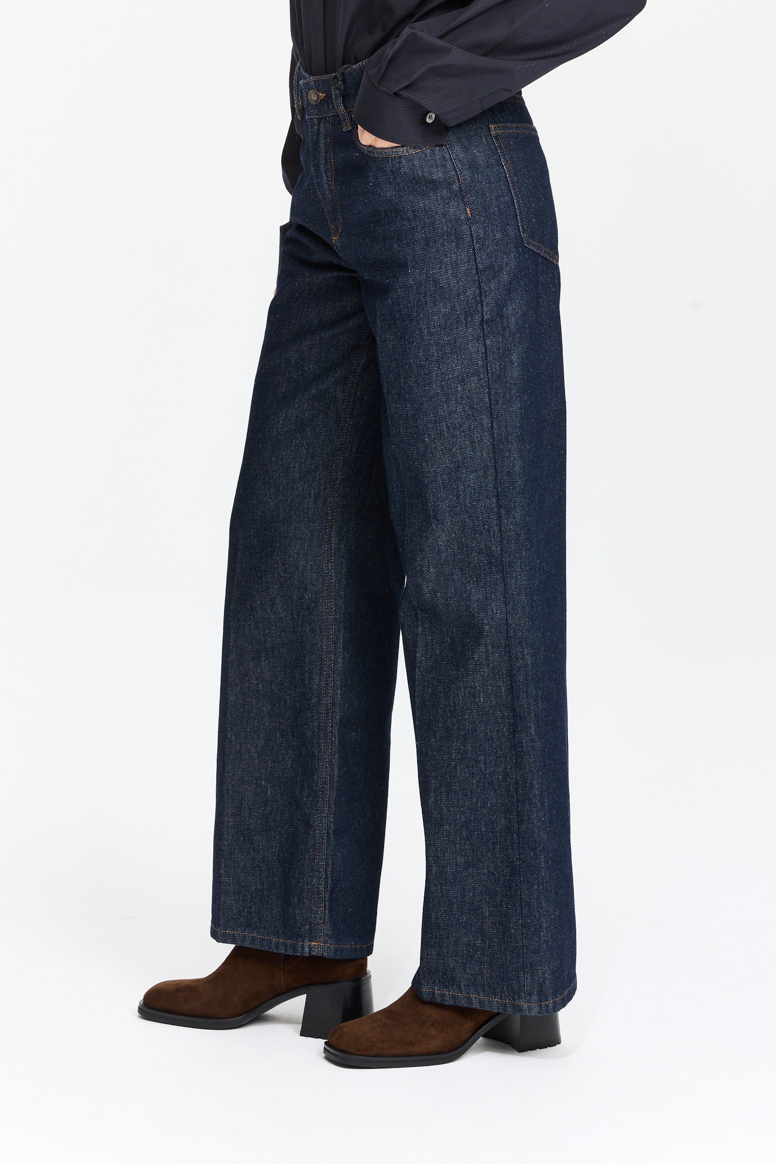 מכנסיי ג'ינס בצבע אינדיגו ובגזרה מתרחבתהרכב: 100% כותנההדוגמנית בגובה 1.75 ולובשת מידה 27 של DryKorn