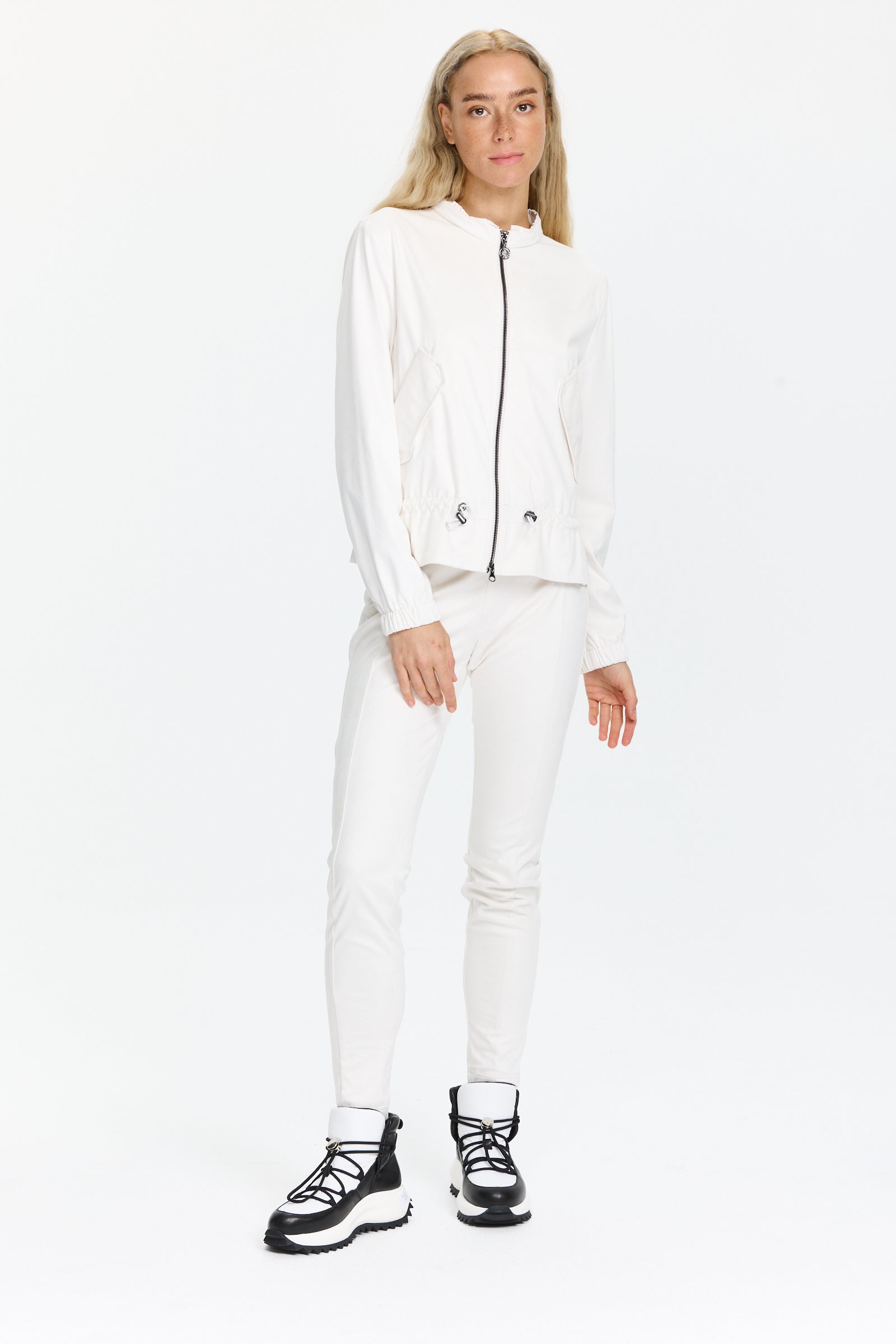 ז’קט סווטשירט רך ונעים בגזרה ישרה, עם רוכסן כפול, כיסים צדדיים, כיווצים במותניים וגומי בשרווליםהרכב בד: 90% פוליאסטר, 10% אלסטןהדוגמנית בגובה 1.75 ולובשת מידה 36 של Sportalm