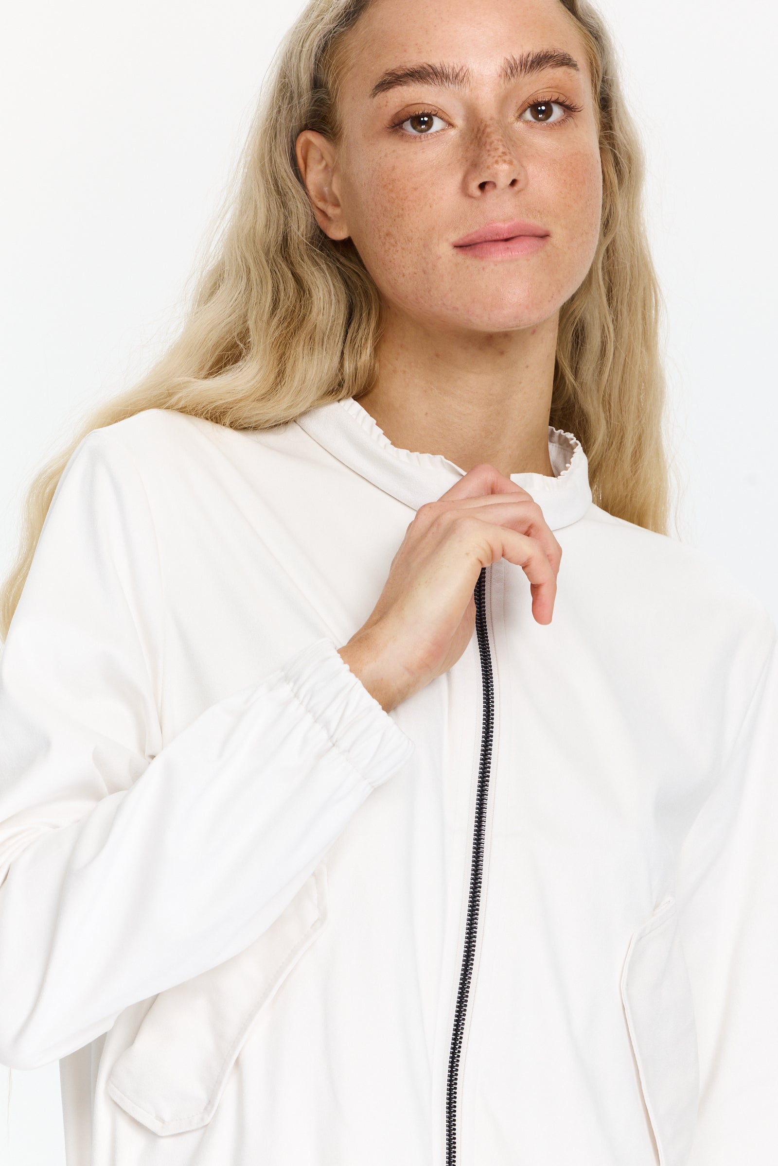 ז’קט סווטשירט רך ונעים בגזרה ישרה, עם רוכסן כפול, כיסים צדדיים, כיווצים במותניים וגומי בשרווליםהרכב בד: 90% פוליאסטר, 10% אלסטןהדוגמנית בגובה 1.75 ולובשת מידה 36 של Sportalm