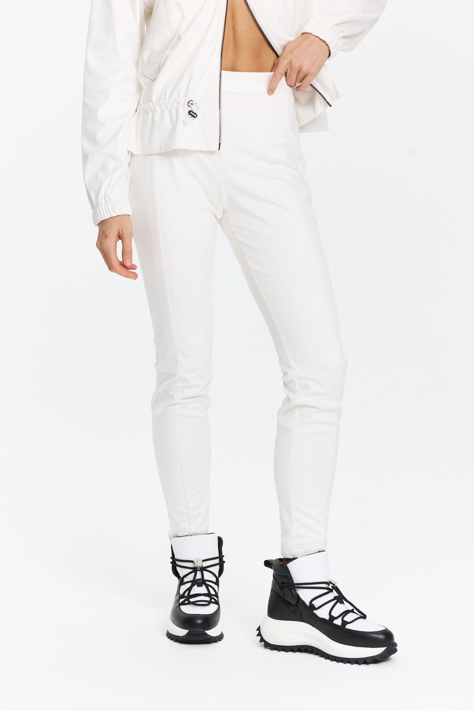 מכנסיים צמודים מבד וולור רך ונעים עם תפרים לאורך הרגל, סגירת רוכסן צדהרכב בד: 90% פוליאסטר, 10% אלסטןהדוגמנית בגובה 1.75 ולובשת מידה 36 של Sportalm