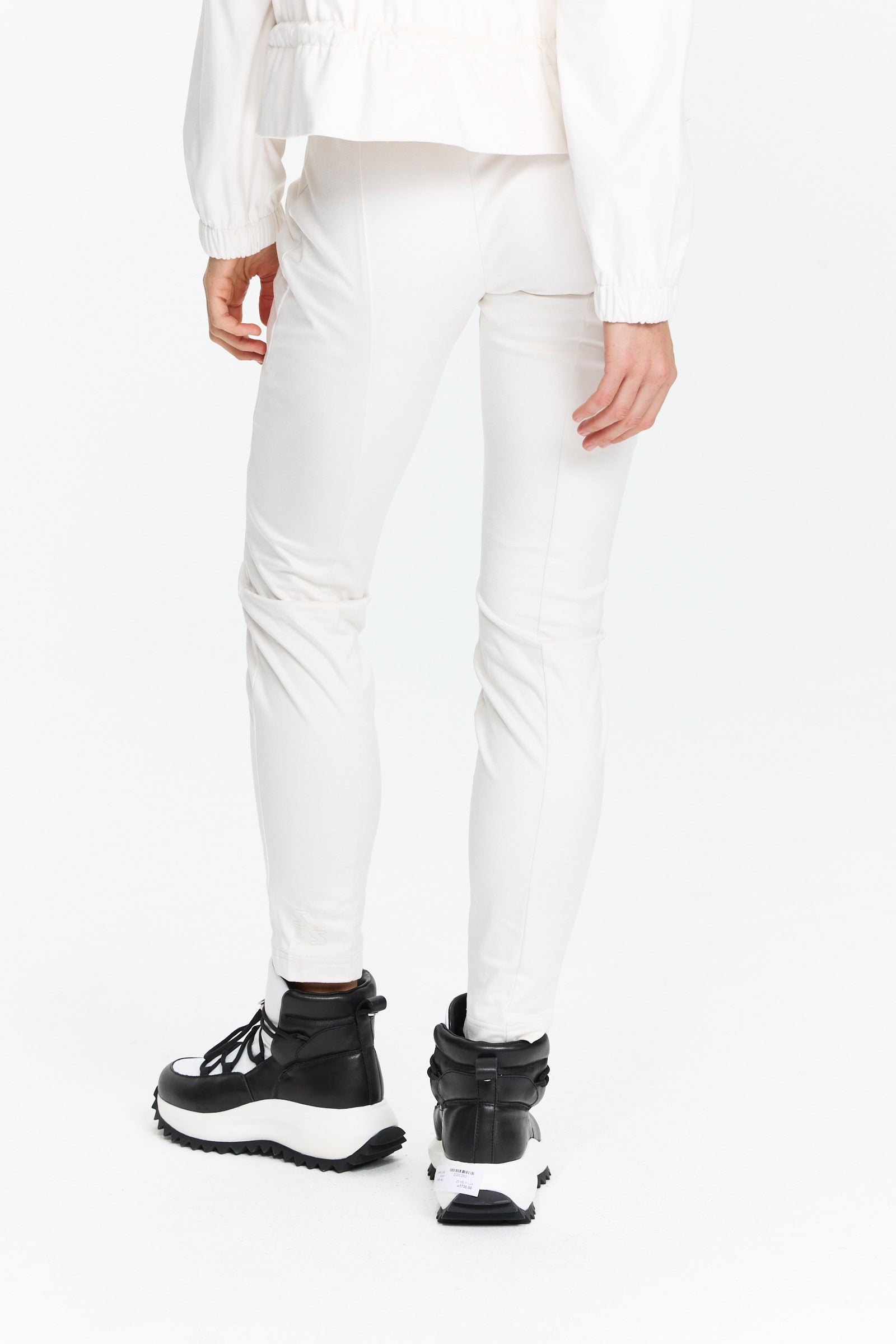 מכנסיים צמודים מבד וולור רך ונעים עם תפרים לאורך הרגל, סגירת רוכסן צדהרכב בד: 90% פוליאסטר, 10% אלסטןהדוגמנית בגובה 1.75 ולובשת מידה 36 של Sportalm