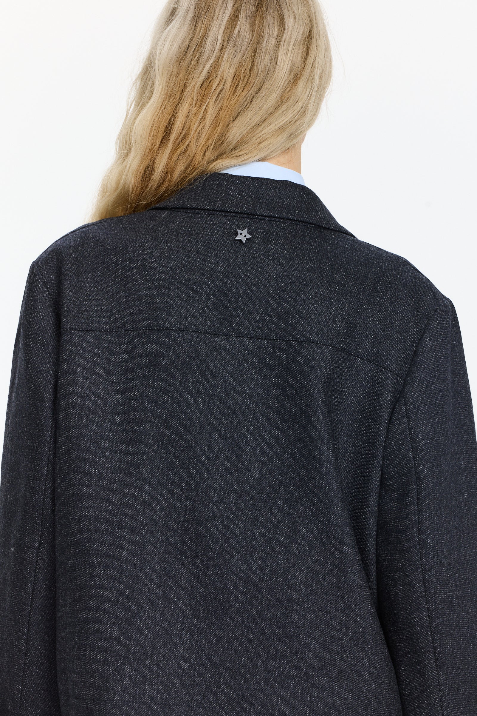 ז'קט צמר בגזרה קלאסית, עם סגירת כפתורים קדמית ותפרים נקיים, בצבע כחול כהההרכב בד: 99% צמר, 1% אלסטןהדוגמנית בגובה 1.75 ולובשת מידה 42 של Lorena Antoniazzi