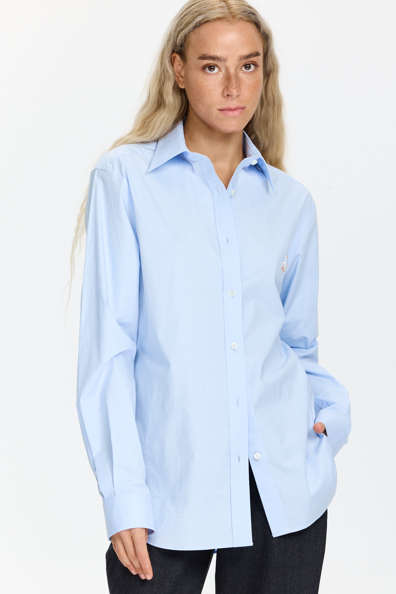 חולצה מכופתרת בגזרה רחבה עם רקמת ברווזהרכב: 100% כותנההדוגמנית בגובה 1.75 ולובשת מידה 42 של MOSCHINO