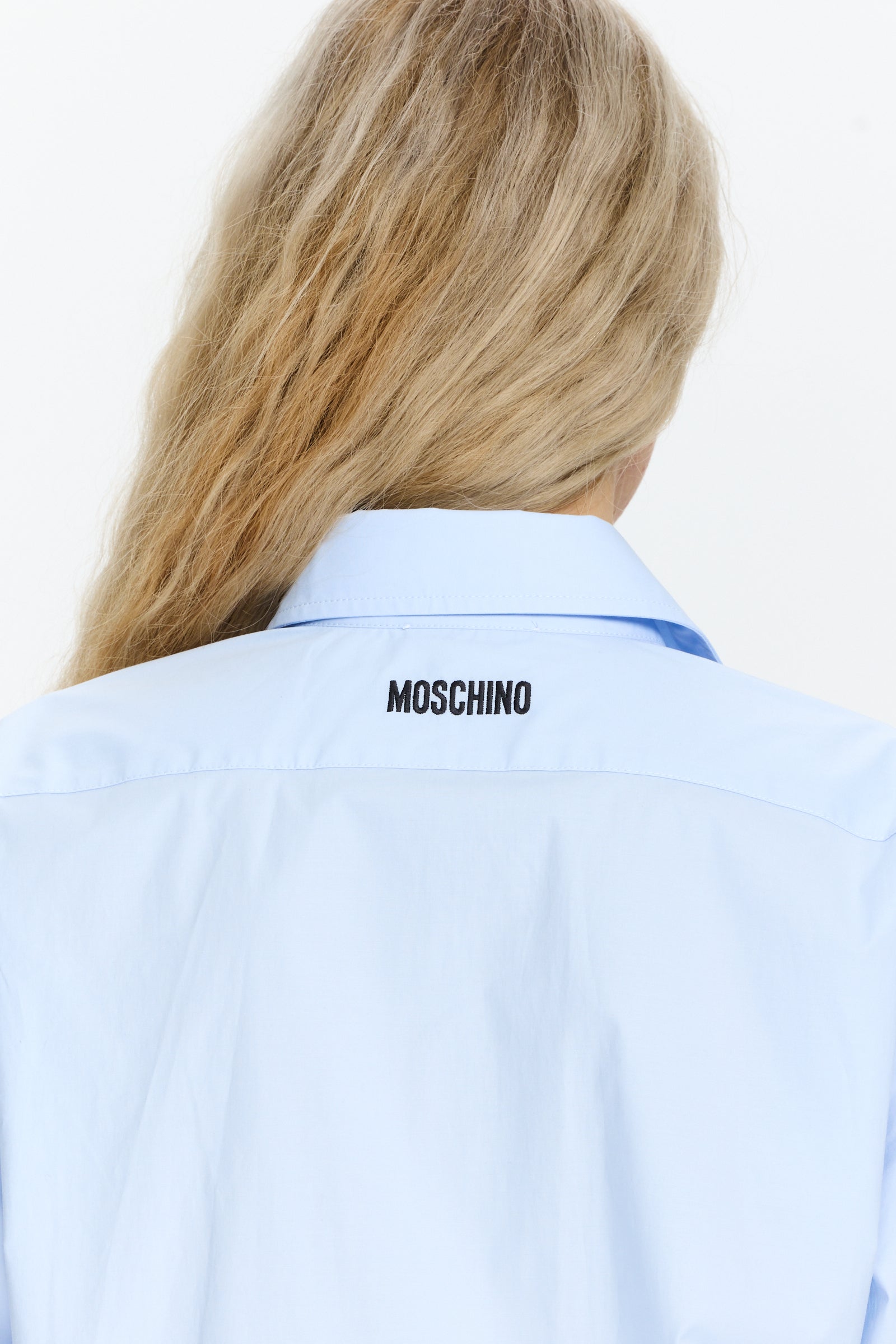 חולצה מכופתרת בגזרה רחבה עם רקמת ברווזהרכב: 100% כותנההדוגמנית בגובה 1.75 ולובשת מידה 42 של MOSCHINO