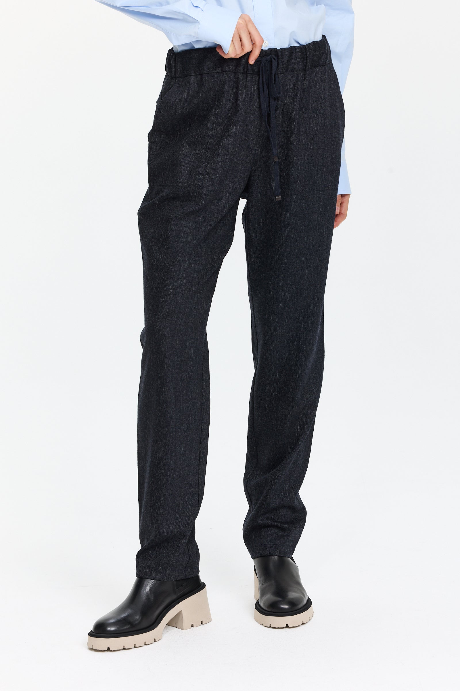 מכנסיים בגזרה ישרה בצבע כחול כהה עם מותן מתכוונן וחגורת שרוךהרכב בד: 98% צמר, 2% אלסטןהדוגמנית בגובה 1.75 ולובשת מידה 42 של Lorena Antoniazzi