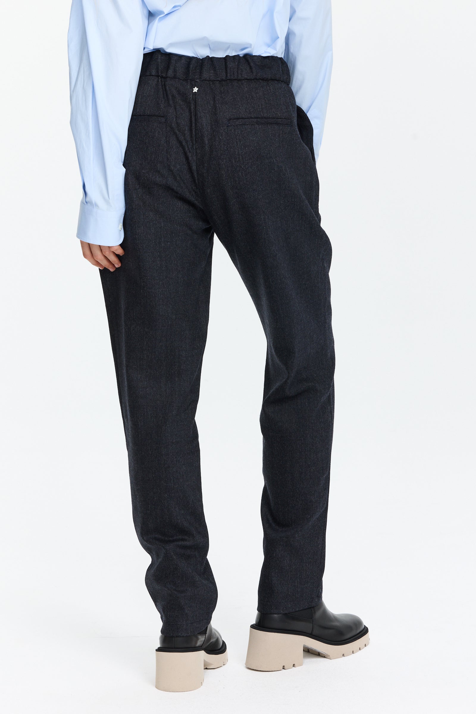 מכנסיים בגזרה ישרה בצבע כחול כהה עם מותן מתכוונן וחגורת שרוךהרכב בד: 98% צמר, 2% אלסטןהדוגמנית בגובה 1.75 ולובשת מידה 42 של Lorena Antoniazzi