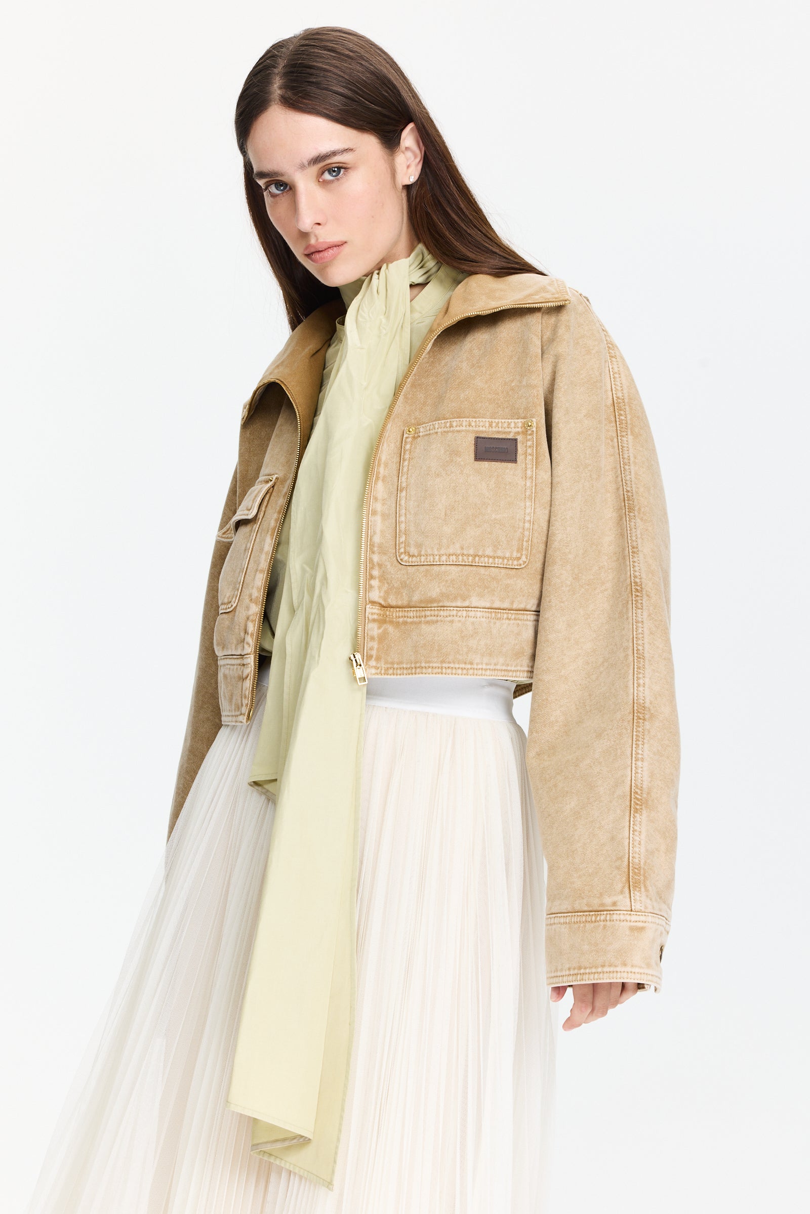 חולצה מכופתרת בגזרה ישרה עם סרט לקשירה בצווארוןהרכב: 52% פוליאסטר, 48% כותנה הדוגמנית בגובה 1.75 ולובשת מידה 0 של Forte Forte