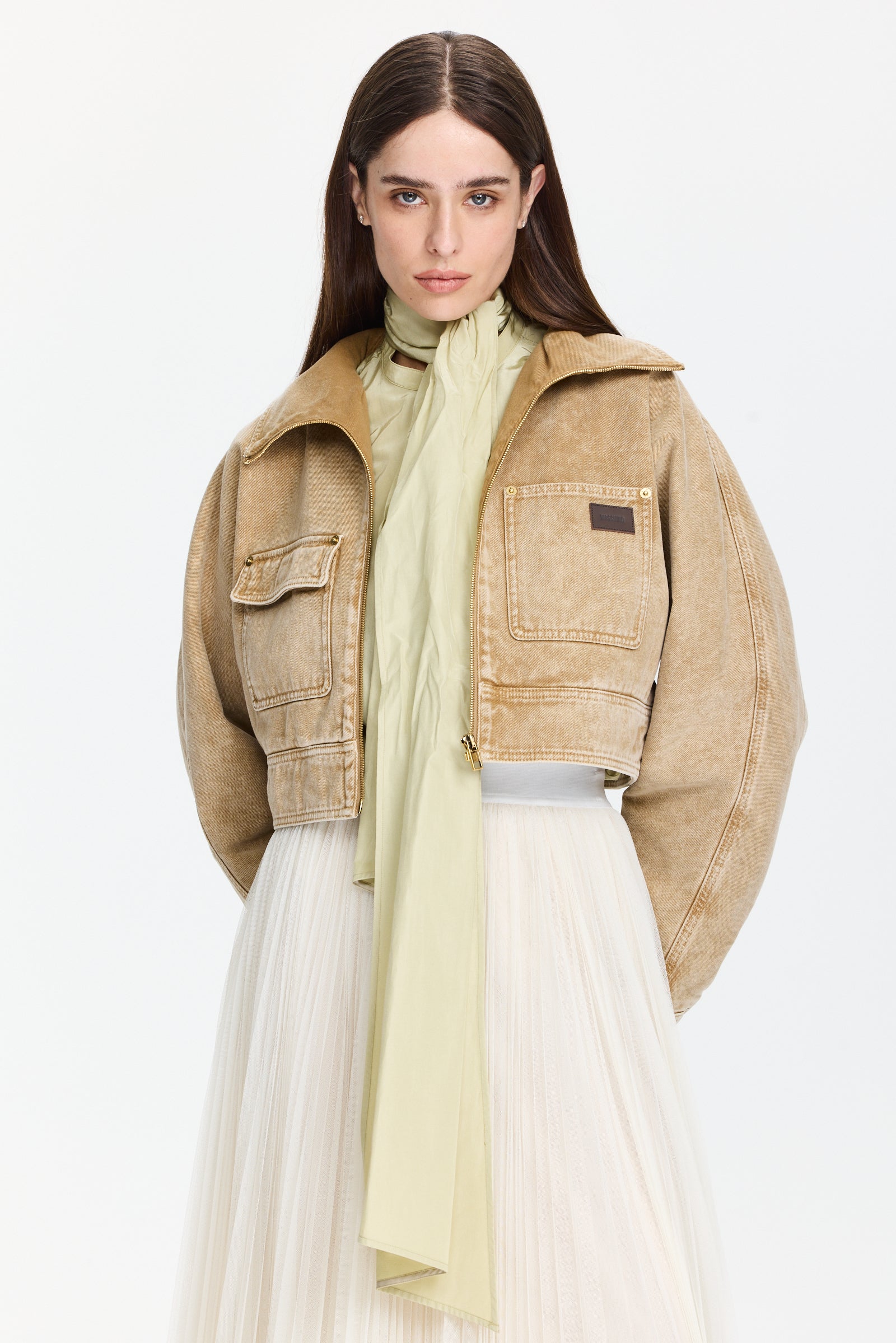 חולצה מכופתרת בגזרה ישרה עם סרט לקשירה בצווארוןהרכב: 52% פוליאסטר, 48% כותנה הדוגמנית בגובה 1.75 ולובשת מידה 0 של Forte Forte