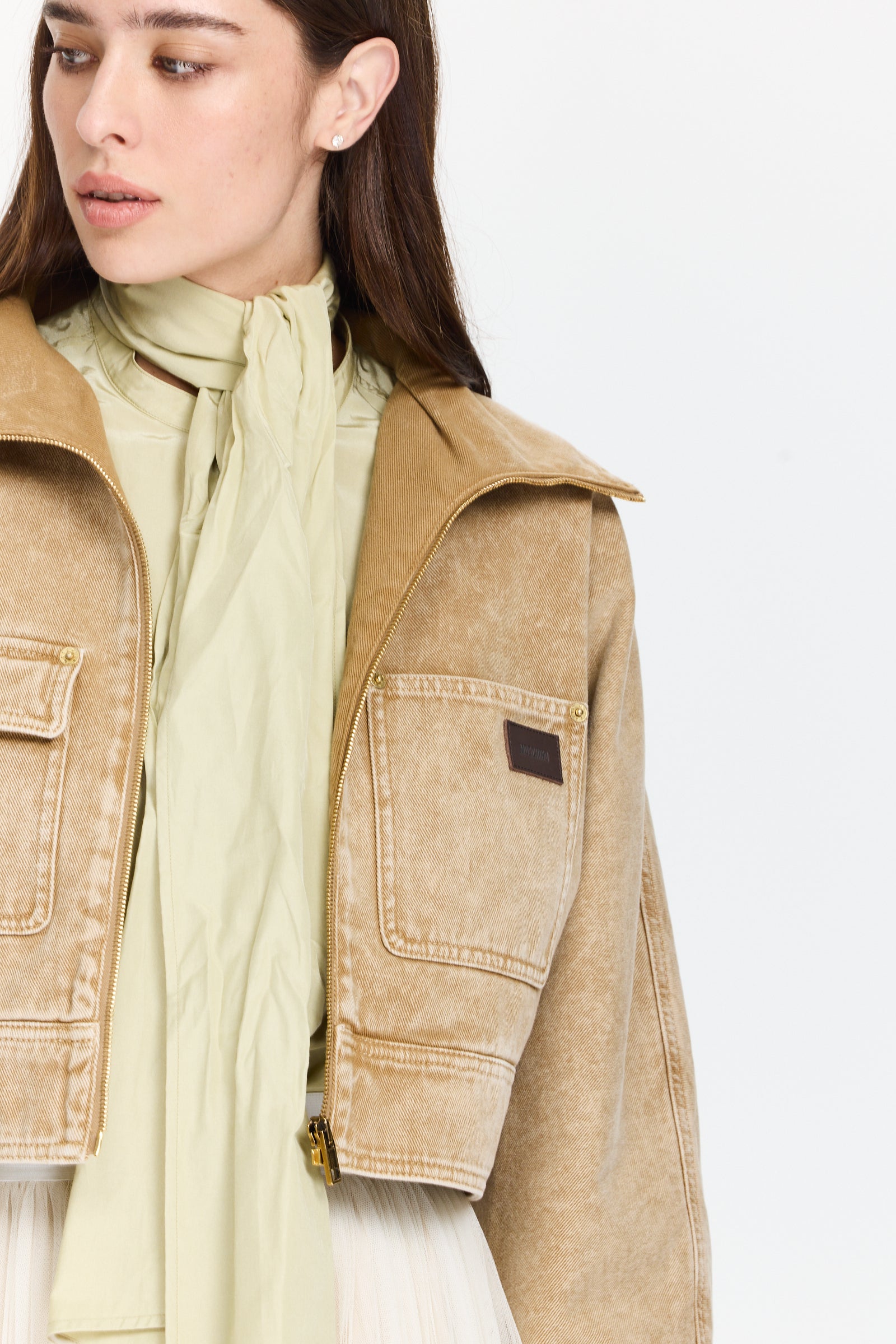 ז'קט ג'ינס קצר בגזרה רחבה, עם שני כיסים בחזית וסגירת רוכסן הרכב: 100% כותנההדוגמנית בגובה 1.75 ולובשת מידה 42 של MOSCHINO