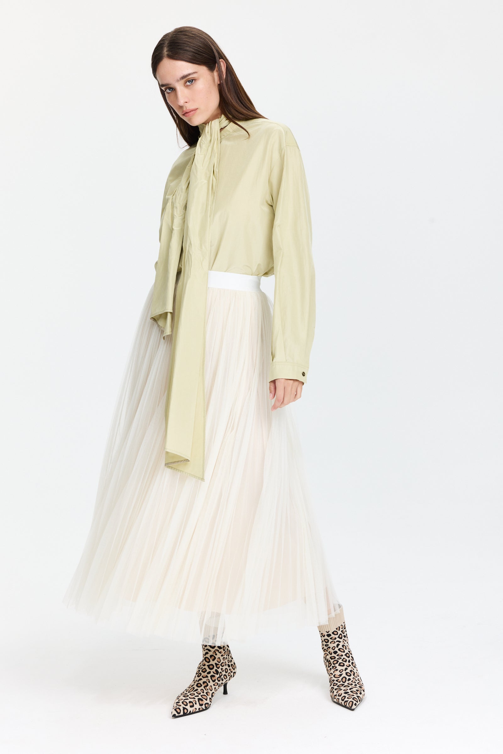 חצאית פליסה באורך מידי ובגזרה רחבה, עם שכבת טול וגומי במותנייםהרכב: 100% פוליאסטר הדוגמנית בגובה 1.75 ולובשת מידה 0 של Forte Forte