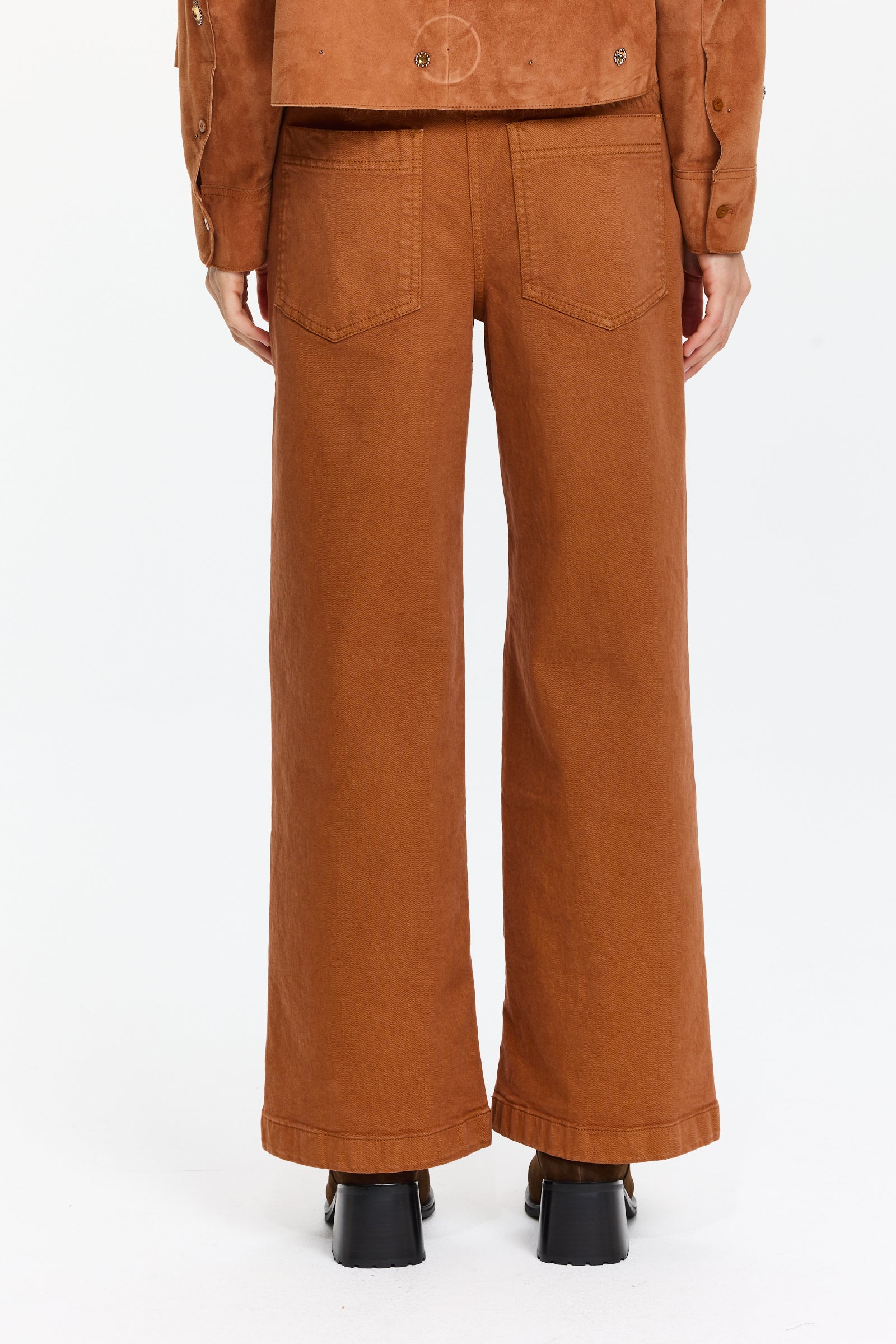 מכנסי ג׳ינס רחבים בצבע חמרה, בגזרה נינוחה עם מראה וינטג׳ אלגנטיהרכב: 98% כותנה, 2% אלסטןהדוגמנית בגובה 1.75 ולובשת מידה 36 של Luisa Cerano