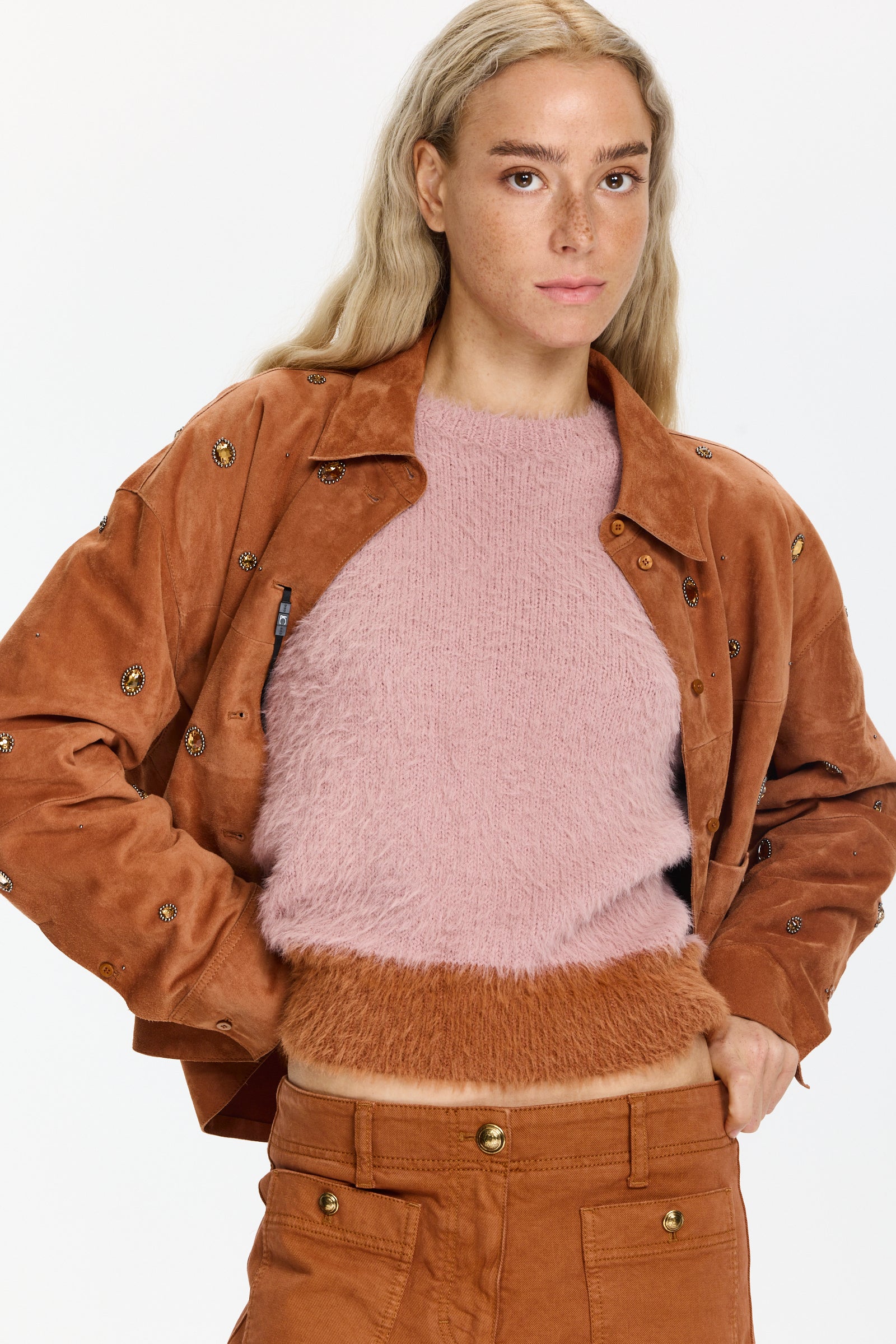 סוודר צמרירי בגזרה ישרההרכב: 67% כותנה, 33% פוליאמידהדוגמנית בגובה 1.75 ולובשת מידה 38 של  Luisa Cerano