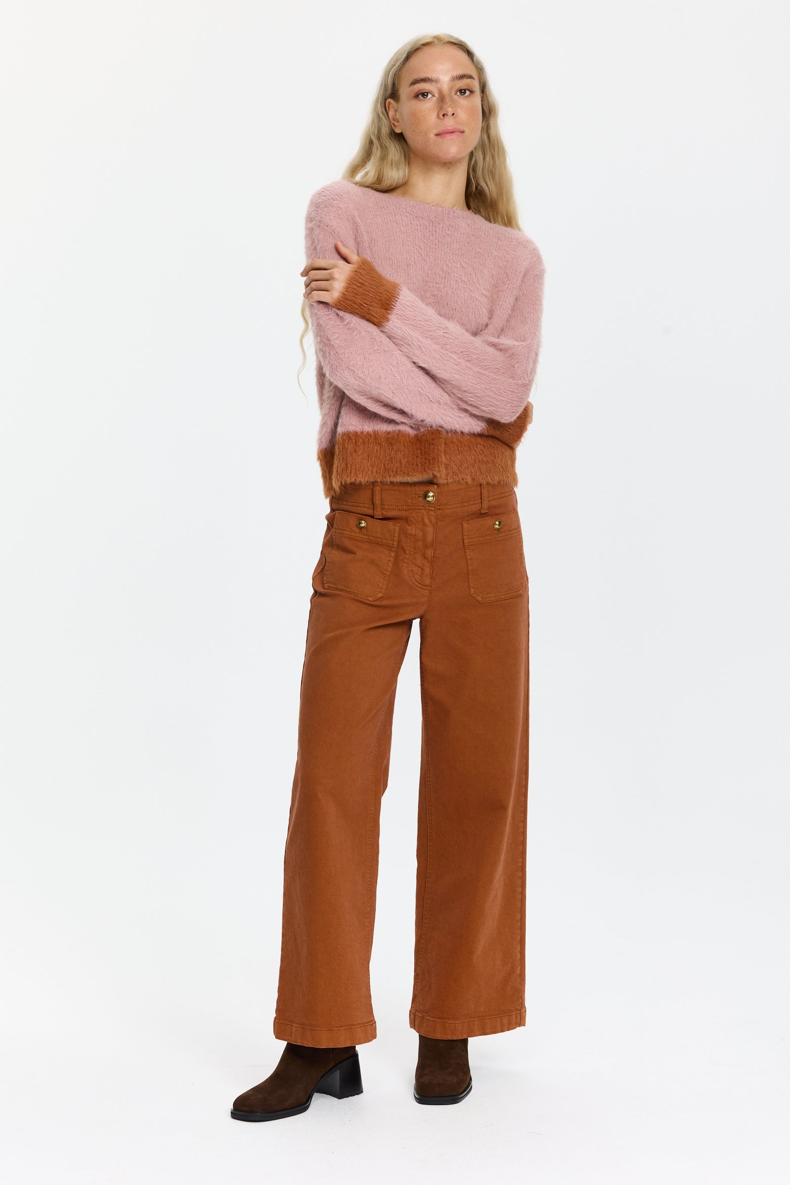 סוודר צמרירי בגזרה ישרההרכב: 67% כותנה, 33% פוליאמידהדוגמנית בגובה 1.75 ולובשת מידה 38 של  Luisa Cerano