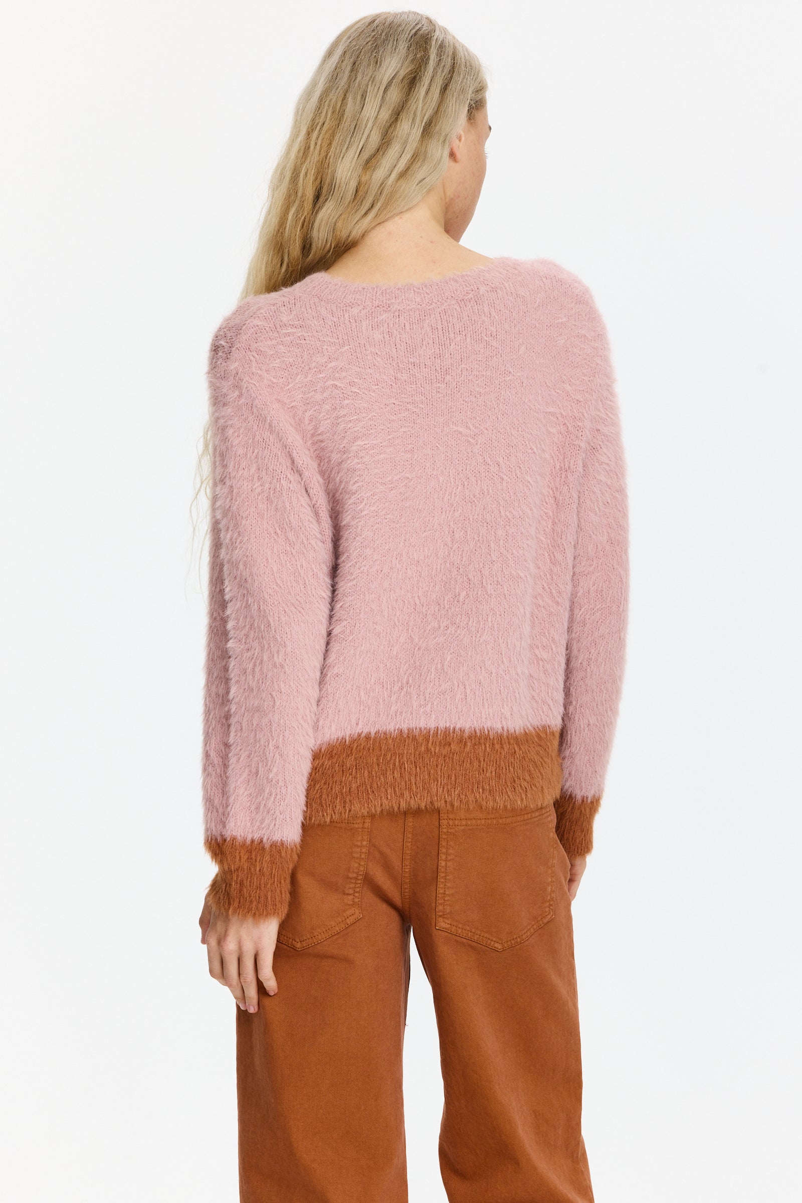 סוודר צמרירי בגזרה ישרההרכב: 67% כותנה, 33% פוליאמידהדוגמנית בגובה 1.75 ולובשת מידה 38 של  Luisa Cerano