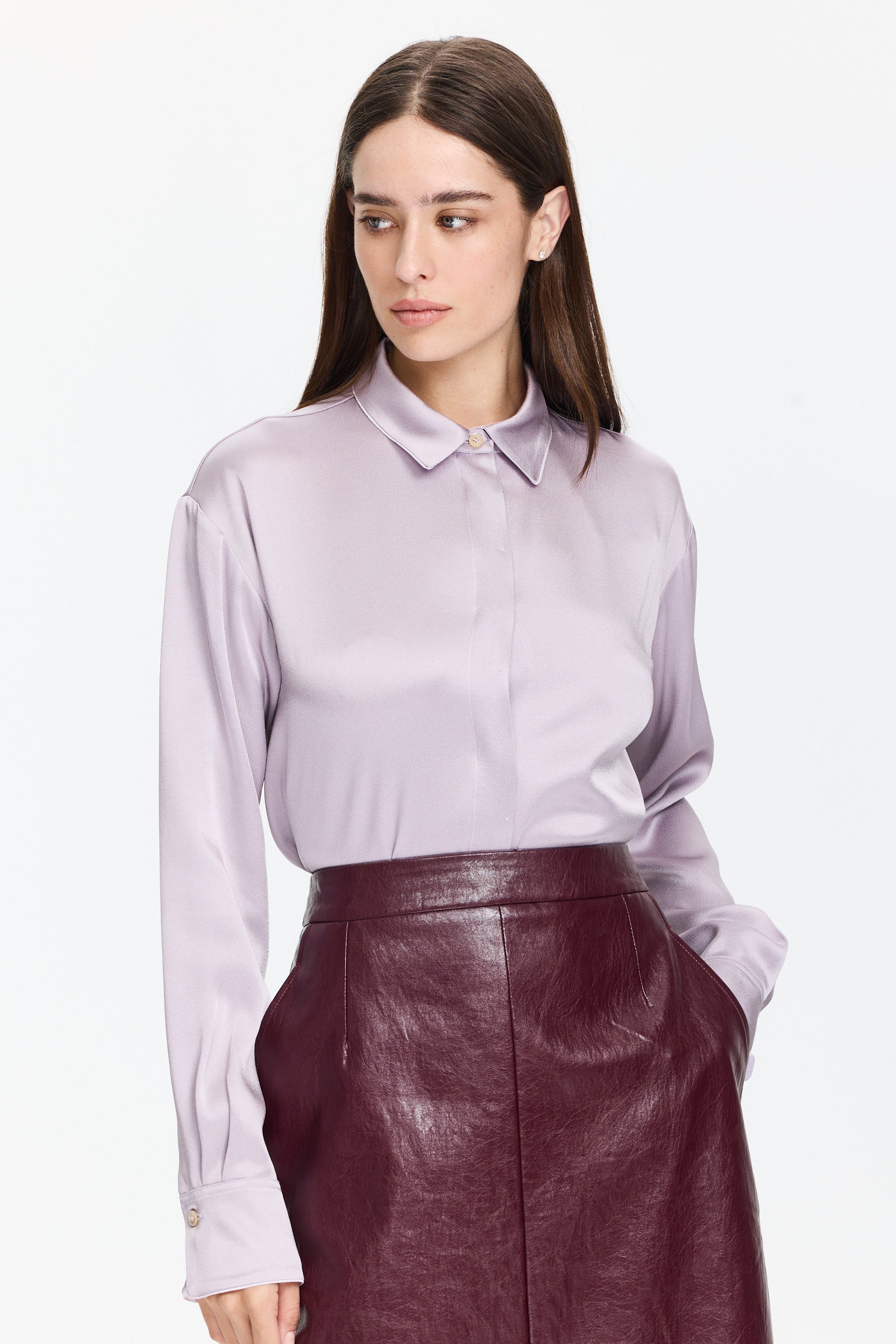 חולצת סאטן מכופתרת דקה ונעימה בגזרה רפויה עם כפתורים נסתרים וצווארון קלאסיהרכב: 74% סאטן אצטט, 26% ויסקוזההדוגמנית בגובה 1.75 ולובשת מידה I של Forte Forte