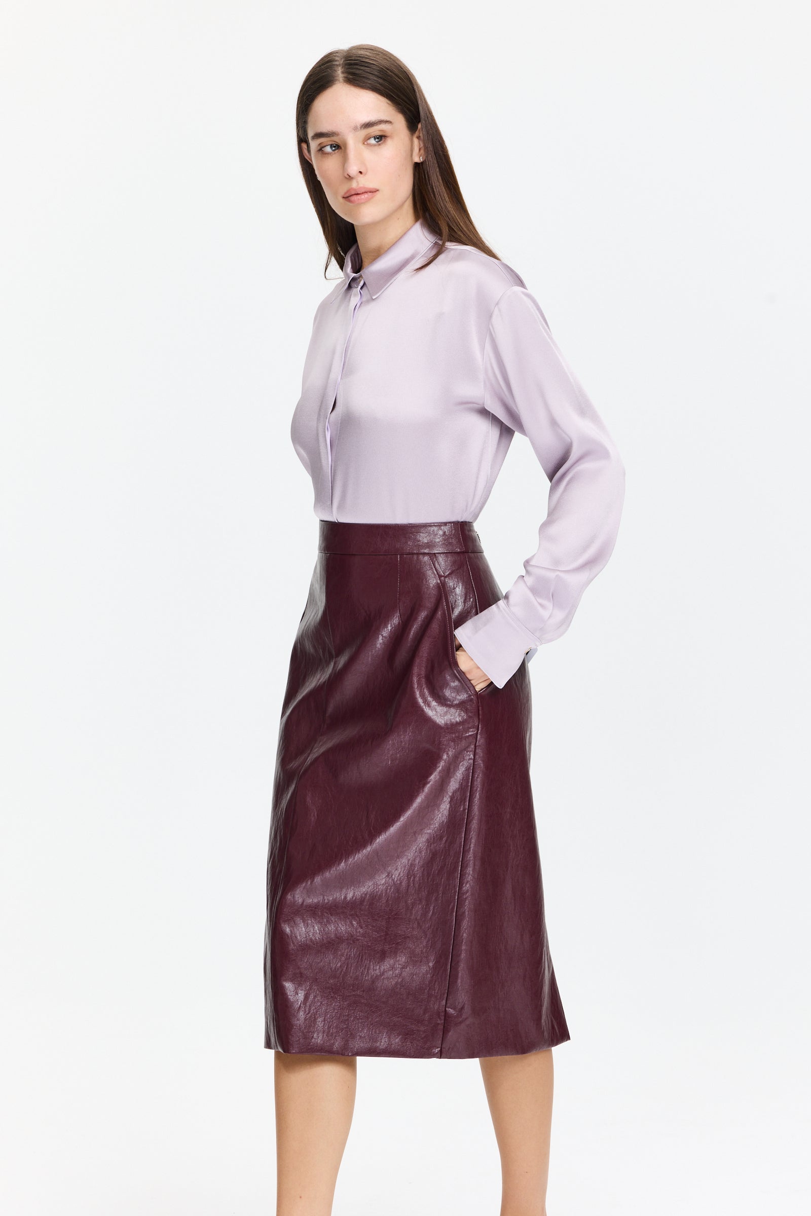 חצאית מבריקה בגזרה ישרה ובאורך מידי, עם כיסים צדייםהרכב בד: 69% ויסקוזה, 14% פוליאסטר, 11% כותנה, 6% חוט מתכתהדוגמנית בגובה 1.75 ולובשת מידה 40 של Riani