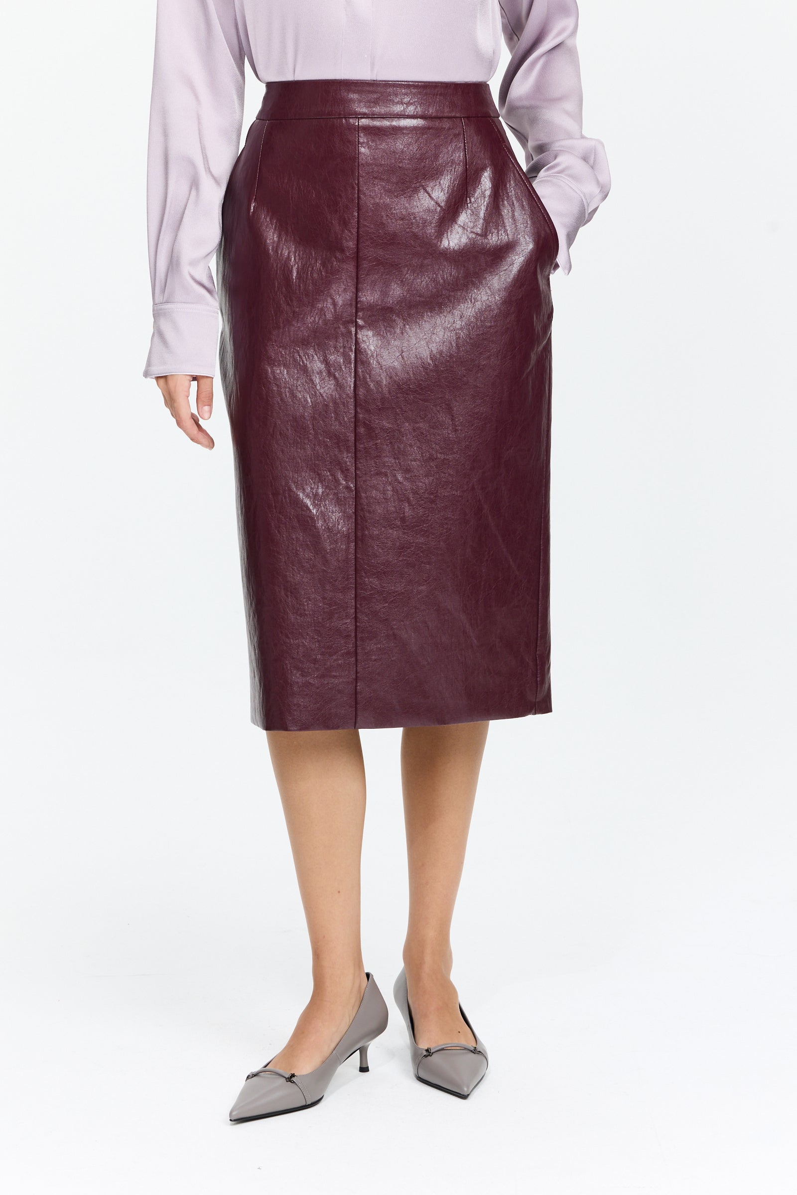 חצאית מבריקה בגזרה ישרה ובאורך מידי, עם כיסים צדייםהרכב בד: 69% ויסקוזה, 14% פוליאסטר, 11% כותנה, 6% חוט מתכתהדוגמנית בגובה 1.75 ולובשת מידה 40 של Riani