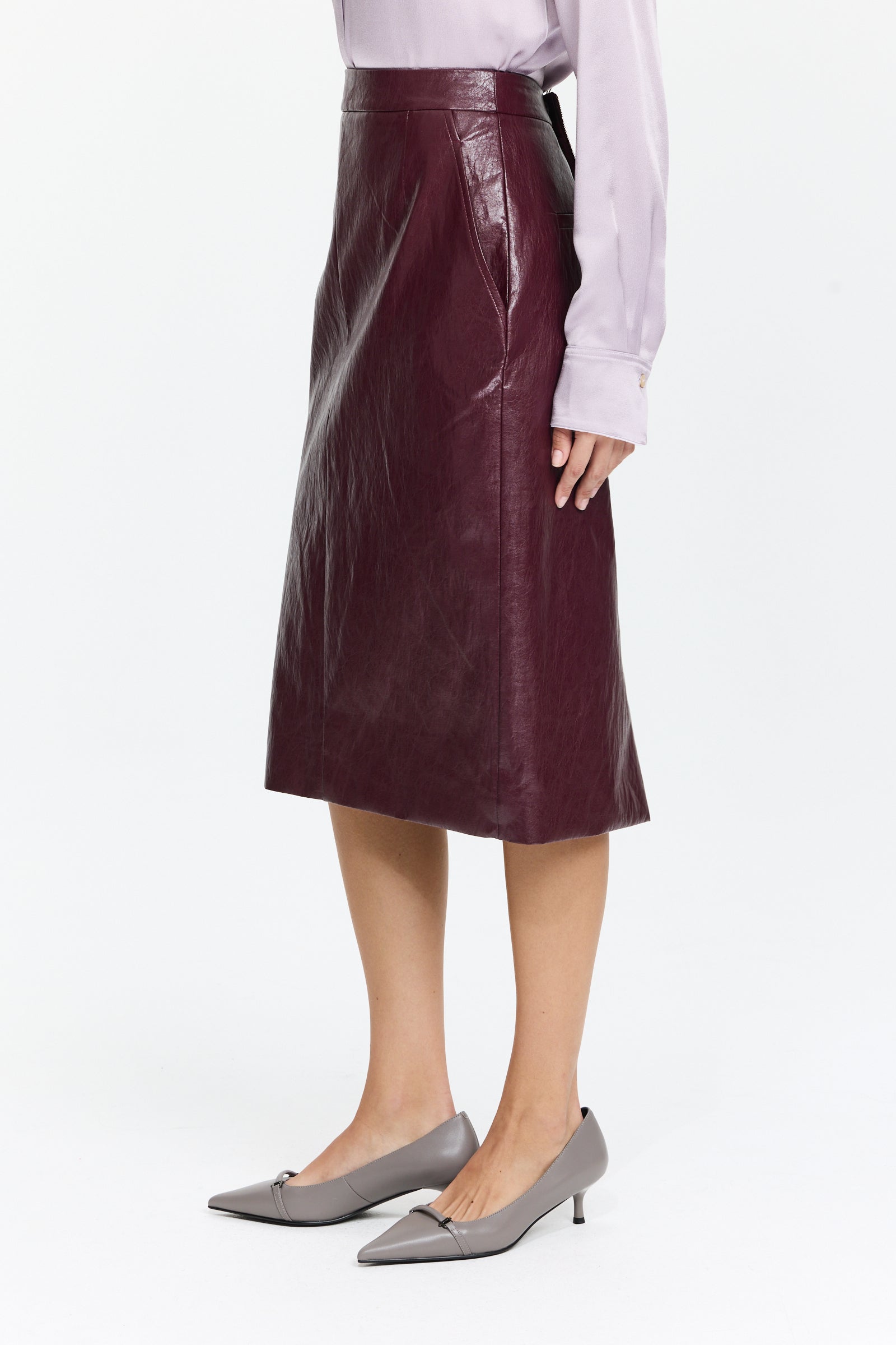 חצאית מבריקה בגזרה ישרה ובאורך מידי, עם כיסים צדייםהרכב בד: 69% ויסקוזה, 14% פוליאסטר, 11% כותנה, 6% חוט מתכתהדוגמנית בגובה 1.75 ולובשת מידה 40 של Riani