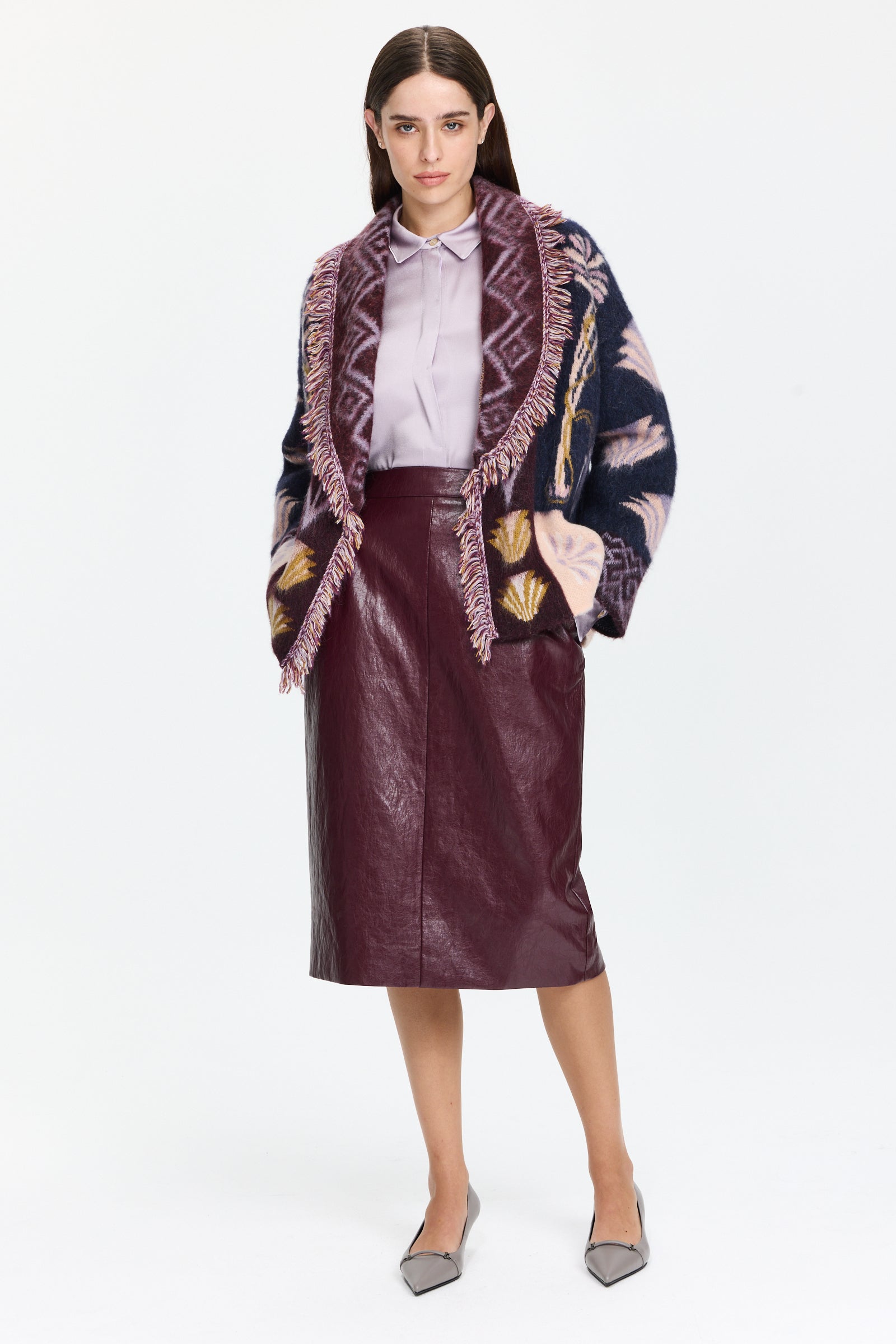 חצאית מבריקה בגזרה ישרה ובאורך מידי, עם כיסים צדייםהרכב בד: 69% ויסקוזה, 14% פוליאסטר, 11% כותנה, 6% חוט מתכתהדוגמנית בגובה 1.75 ולובשת מידה 40 של Riani