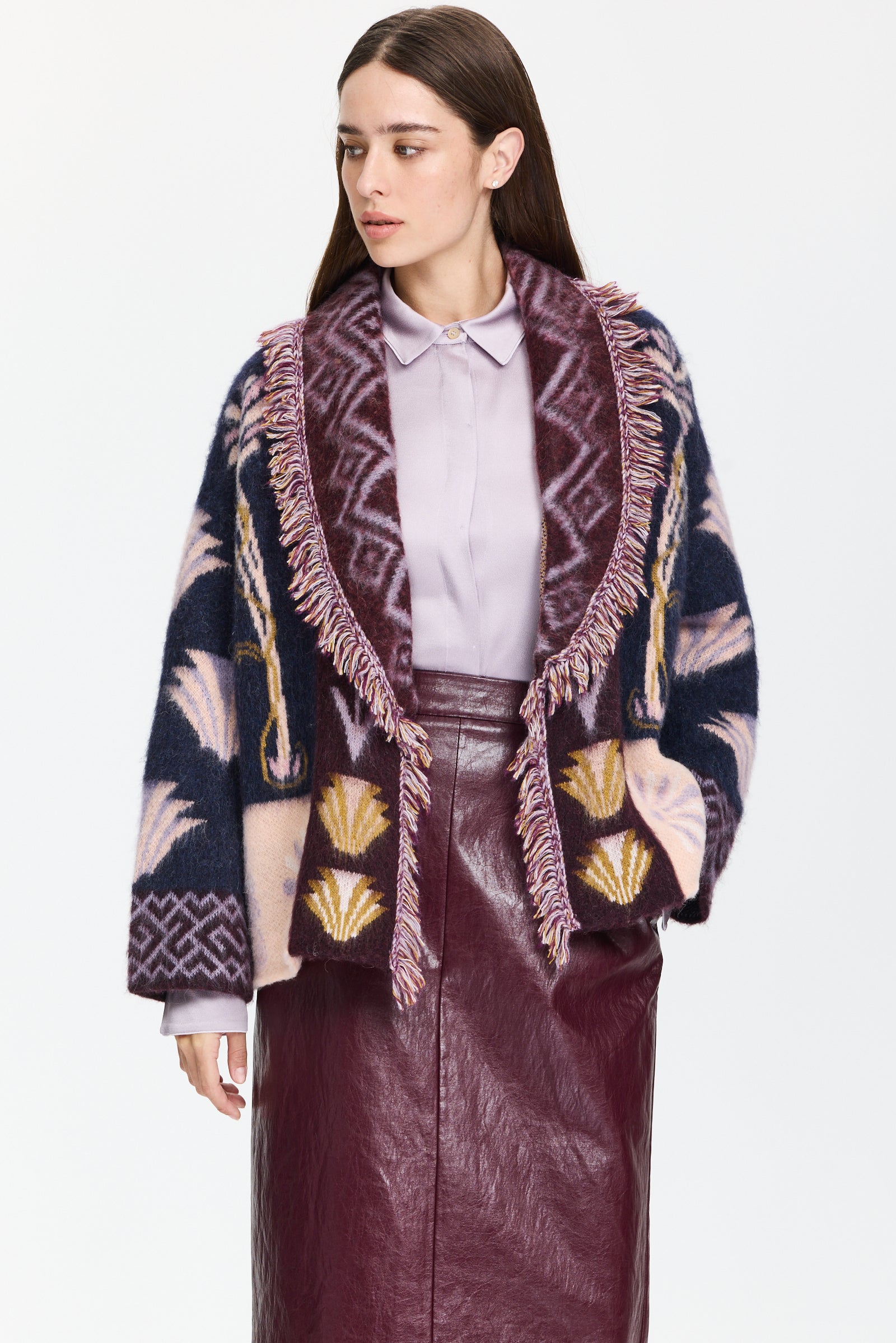 קרדיגן צבעוני עבה ומחמם בגזרה רחבה עם כיסים צדדייםהרכב בד: 50% אלפקה, 25% צמר, 20% פוליאמיד, 5% קשמירהדוגמנית בגובה 1.75 ולובשת מידה I של Forte Forte