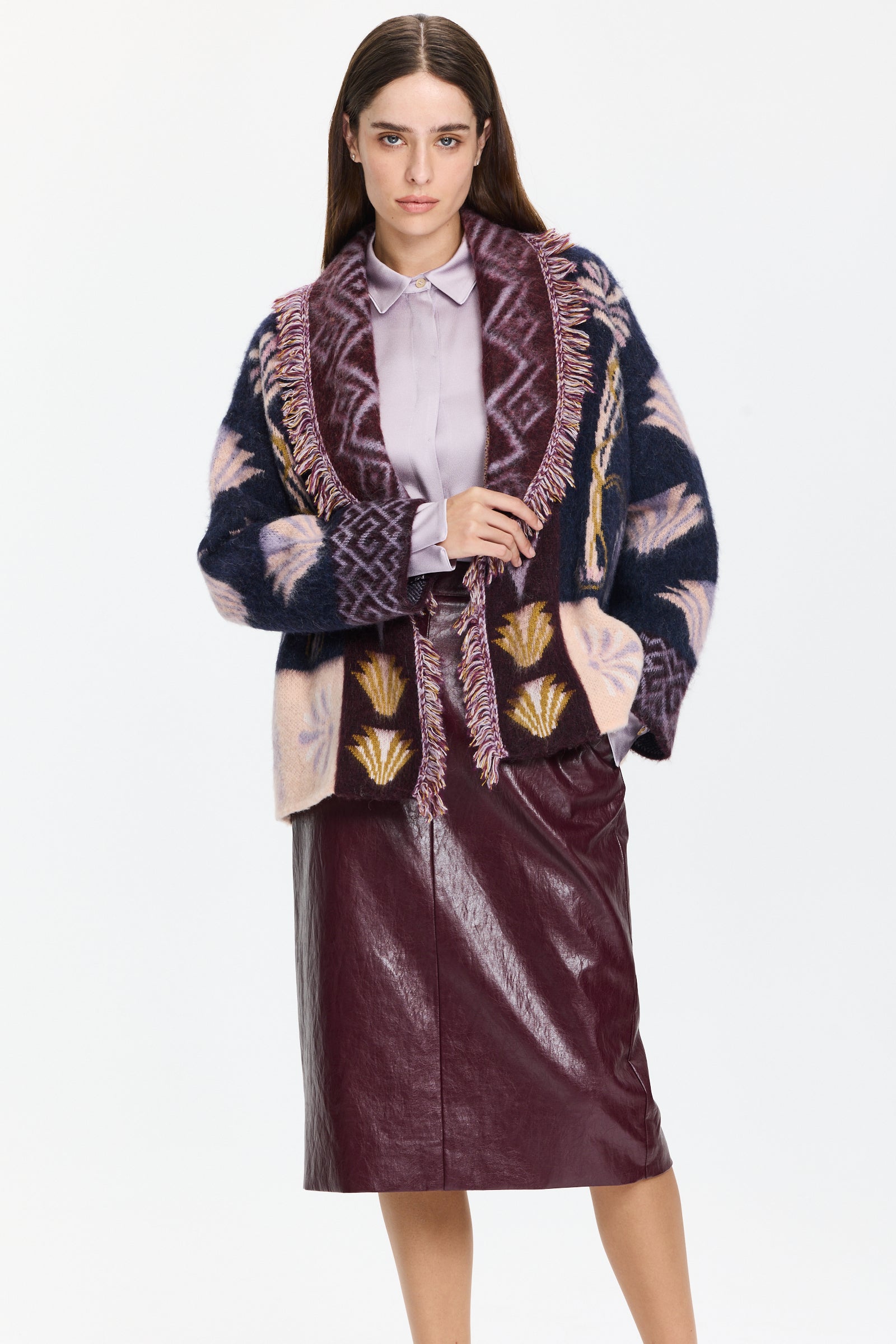 קרדיגן צבעוני עבה ומחמם בגזרה רחבה עם כיסים צדדייםהרכב בד: 50% אלפקה, 25% צמר, 20% פוליאמיד, 5% קשמירהדוגמנית בגובה 1.75 ולובשת מידה I של Forte Forte