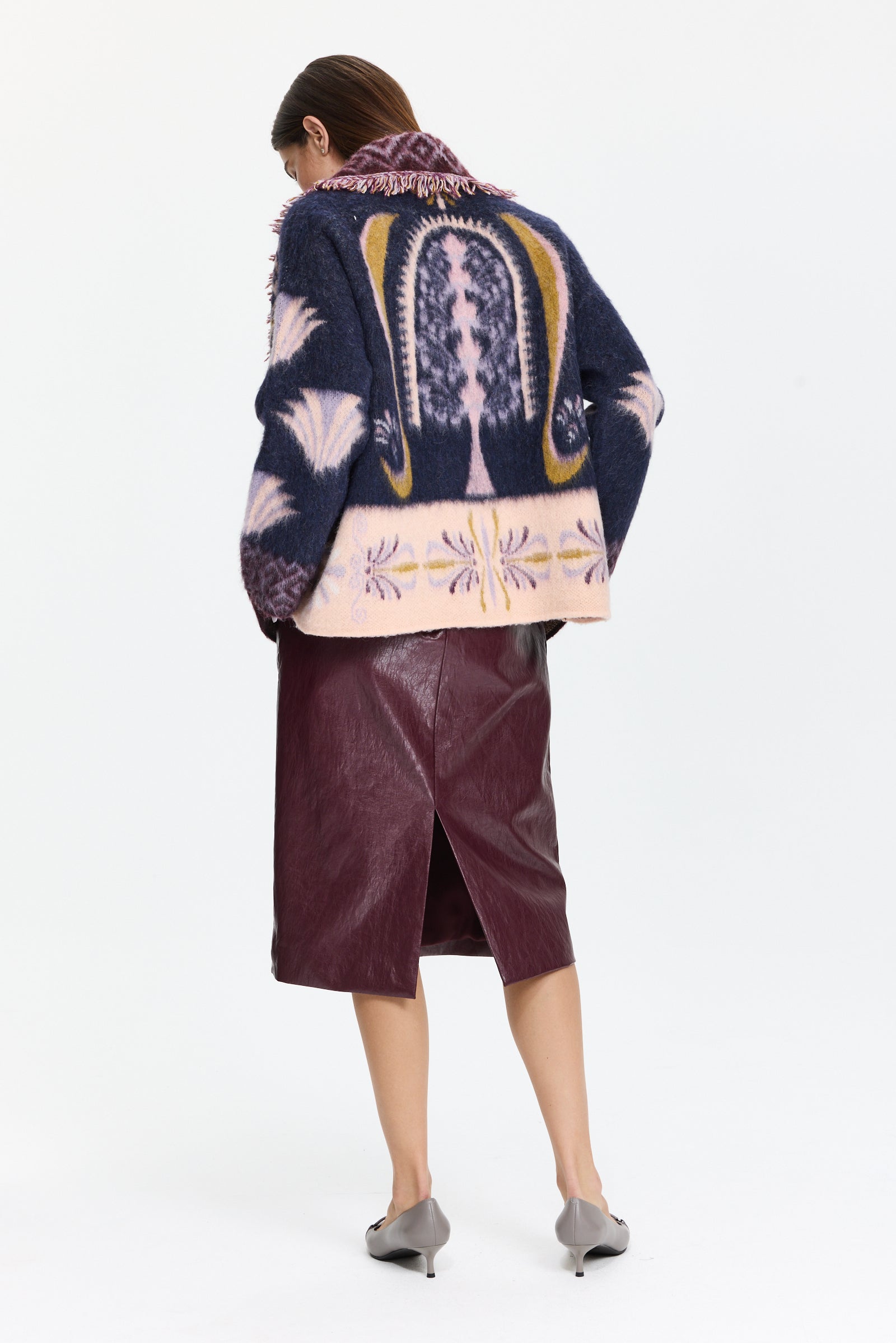 חצאית מבריקה בגזרה ישרה ובאורך מידי, עם כיסים צדייםהרכב בד: 69% ויסקוזה, 14% פוליאסטר, 11% כותנה, 6% חוט מתכתהדוגמנית בגובה 1.75 ולובשת מידה 40 של Riani