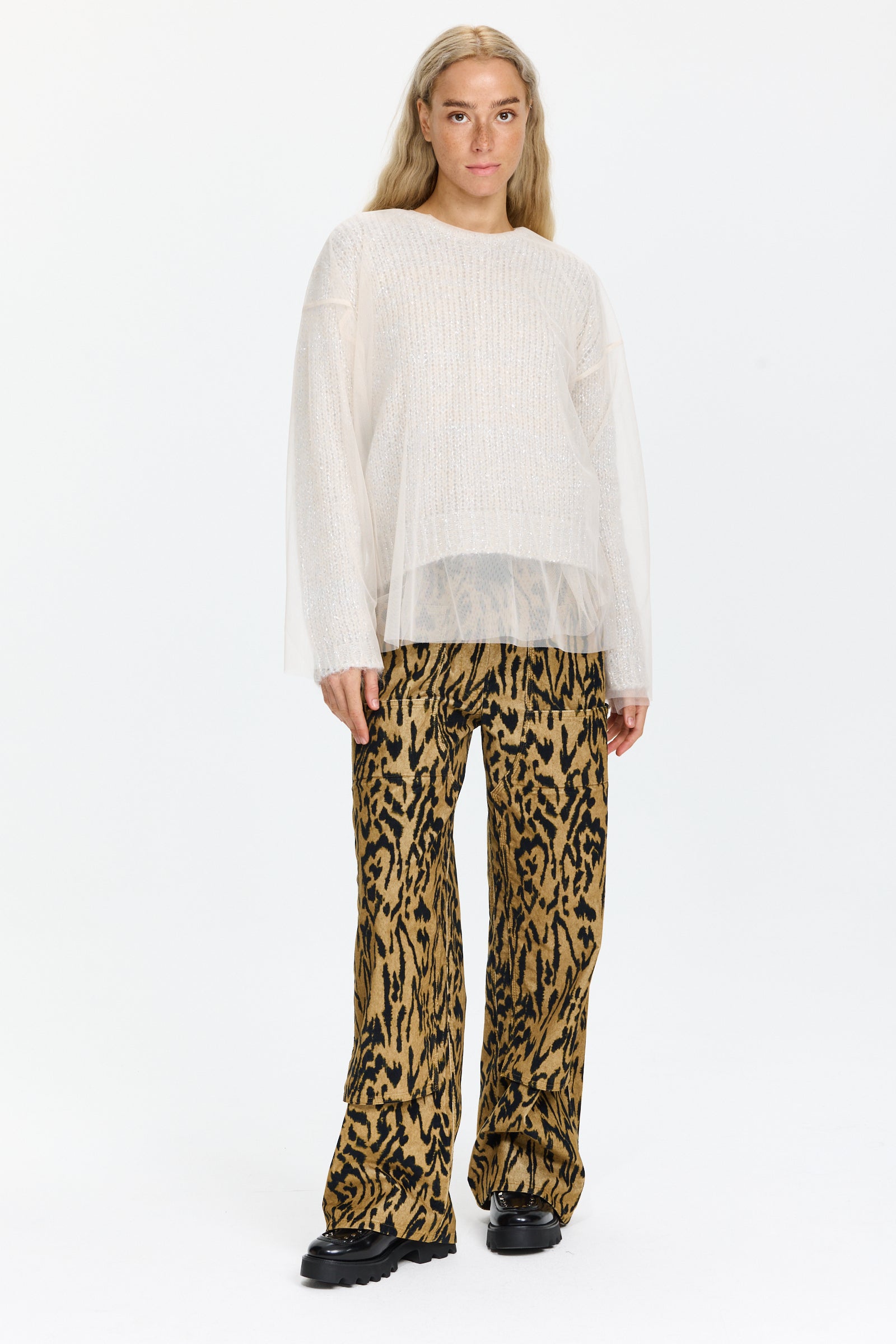 סריג בגזרה רחבה בשילוב טול ולורקס, עם כפתור פנינה גב. הטול ניתן להסרההרכב בד: 64% פוליאמיד, 18% מוהר, 13% פוליאסטר מטאלי, 8% צמר בתוליהדוגמנית בגובה 1.75 ולובשת מידה 0 של Forte Forte