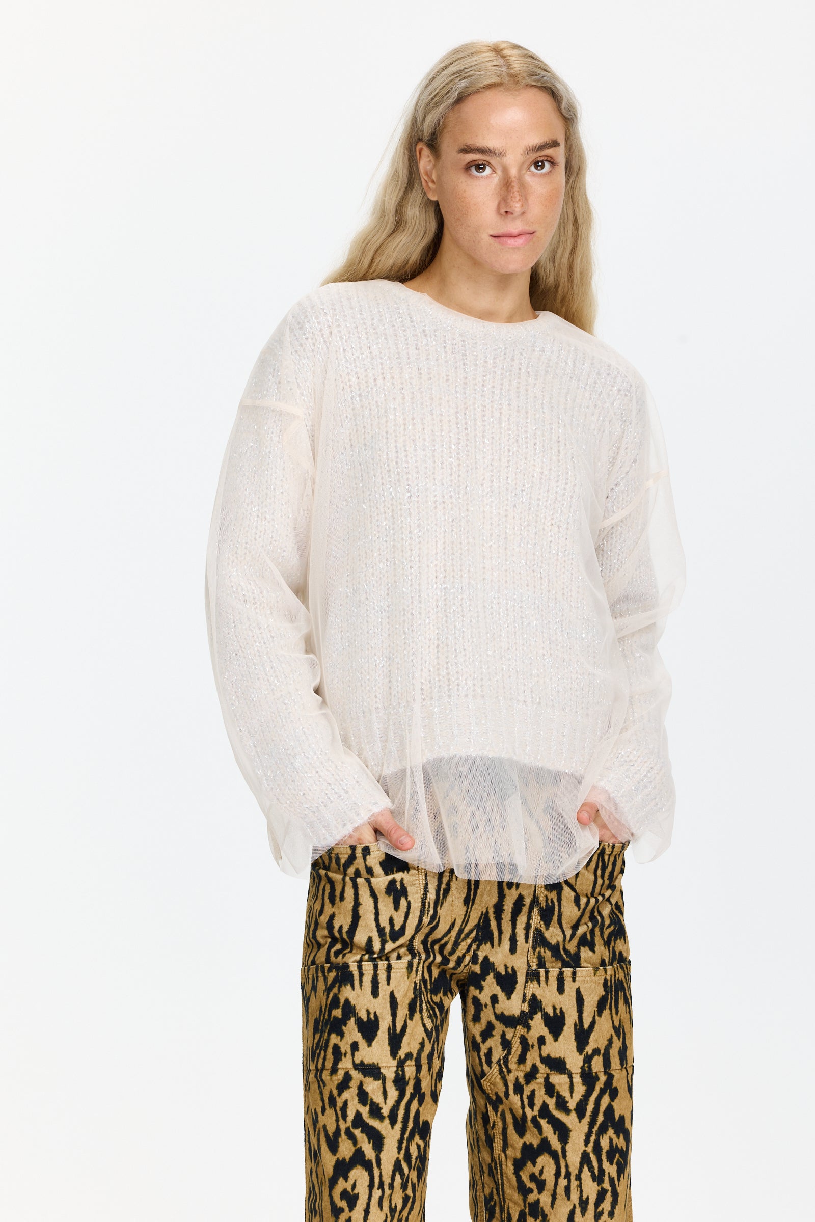 סריג בגזרה רחבה בשילוב טול ולורקס, עם כפתור פנינה גב. הטול ניתן להסרההרכב בד: 64% פוליאמיד, 18% מוהר, 13% פוליאסטר מטאלי, 8% צמר בתוליהדוגמנית בגובה 1.75 ולובשת מידה 0 של Forte Forte