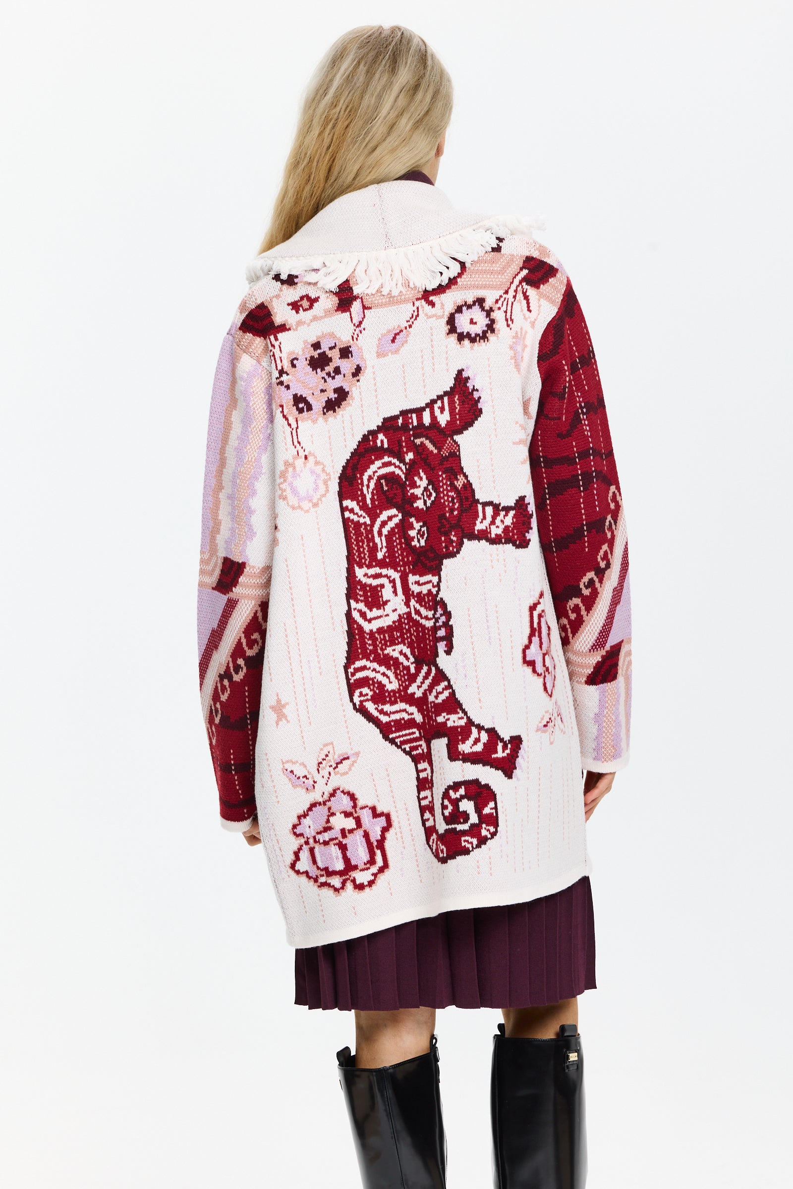 קרדיגן ארוך בסריג ג’קארד, עם כיסים קדמיים, חגורה תואמת, ופרנזים בקצה הרכב בד: 100% צמר מרינוהדוגמנית בגובה 1.75 ולובשת מידה M של Hayley Menzies