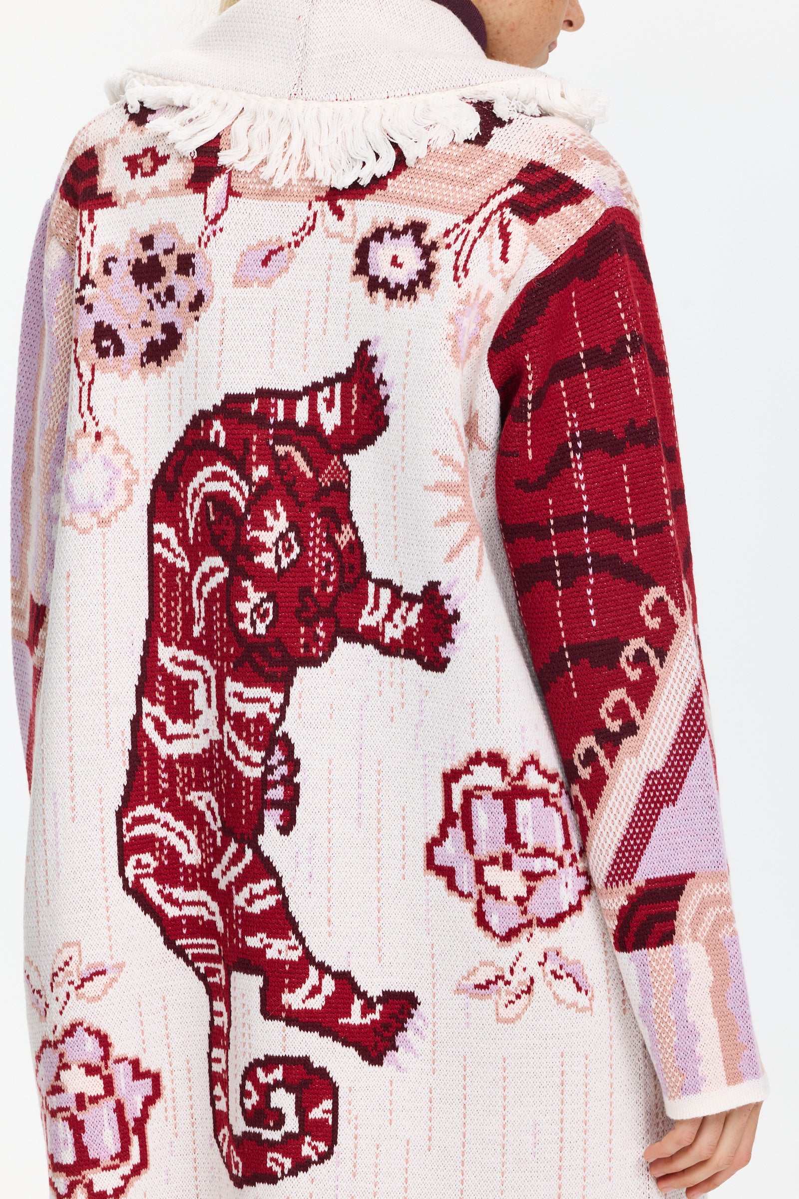 קרדיגן ארוך בסריג ג’קארד, עם כיסים קדמיים, חגורה תואמת, ופרנזים בקצה הרכב בד: 100% צמר מרינוהדוגמנית בגובה 1.75 ולובשת מידה M של Hayley Menzies