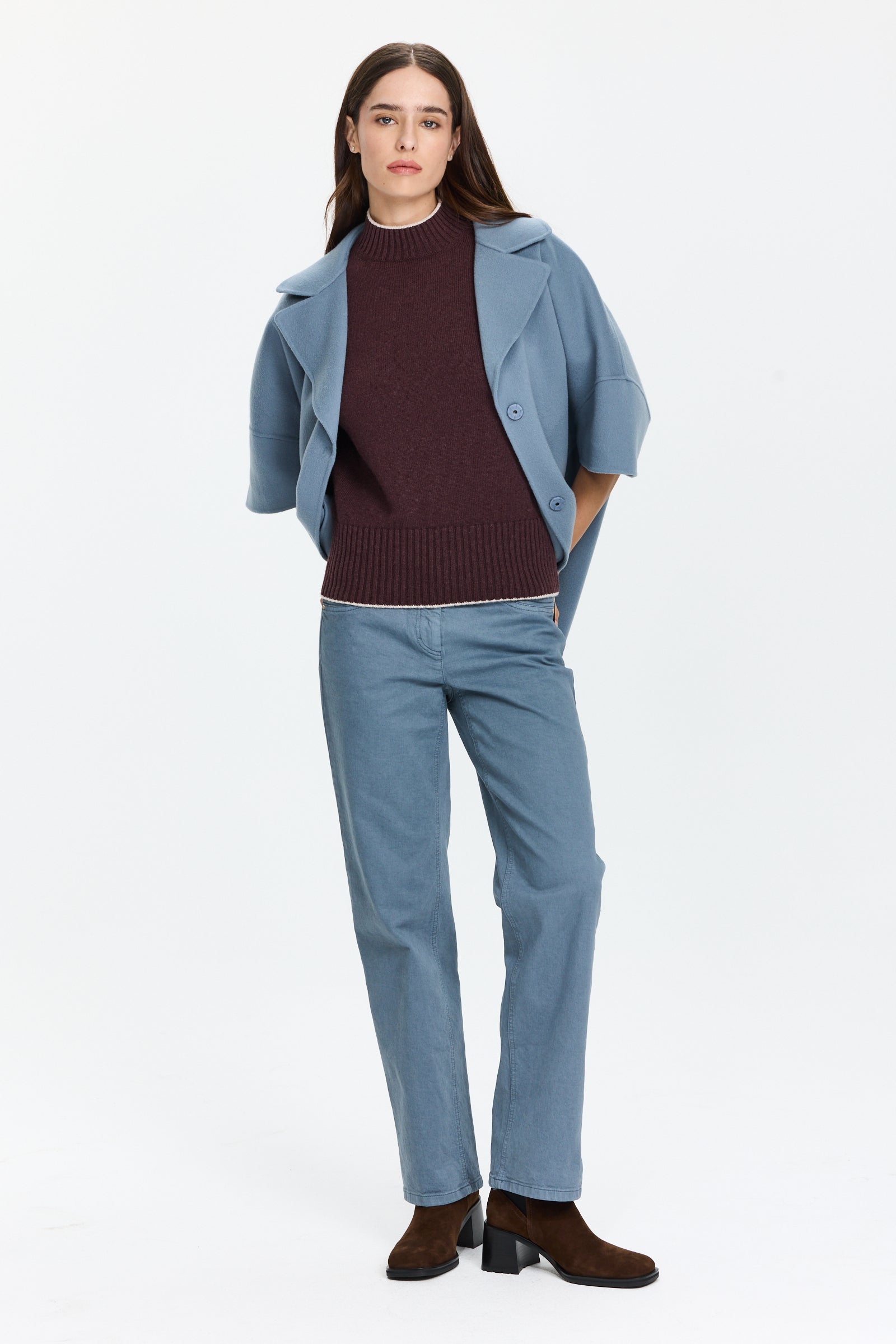 שכמיית צמר לנשים בגזרה רחבה בצבע תכלת אפרפרהרכב בד: 85% צמר, 10% פוליאמיד, 5% קשמירהדוגמנית בגובה 1.75 ולובשת מידה 36 של Luisa Cerano