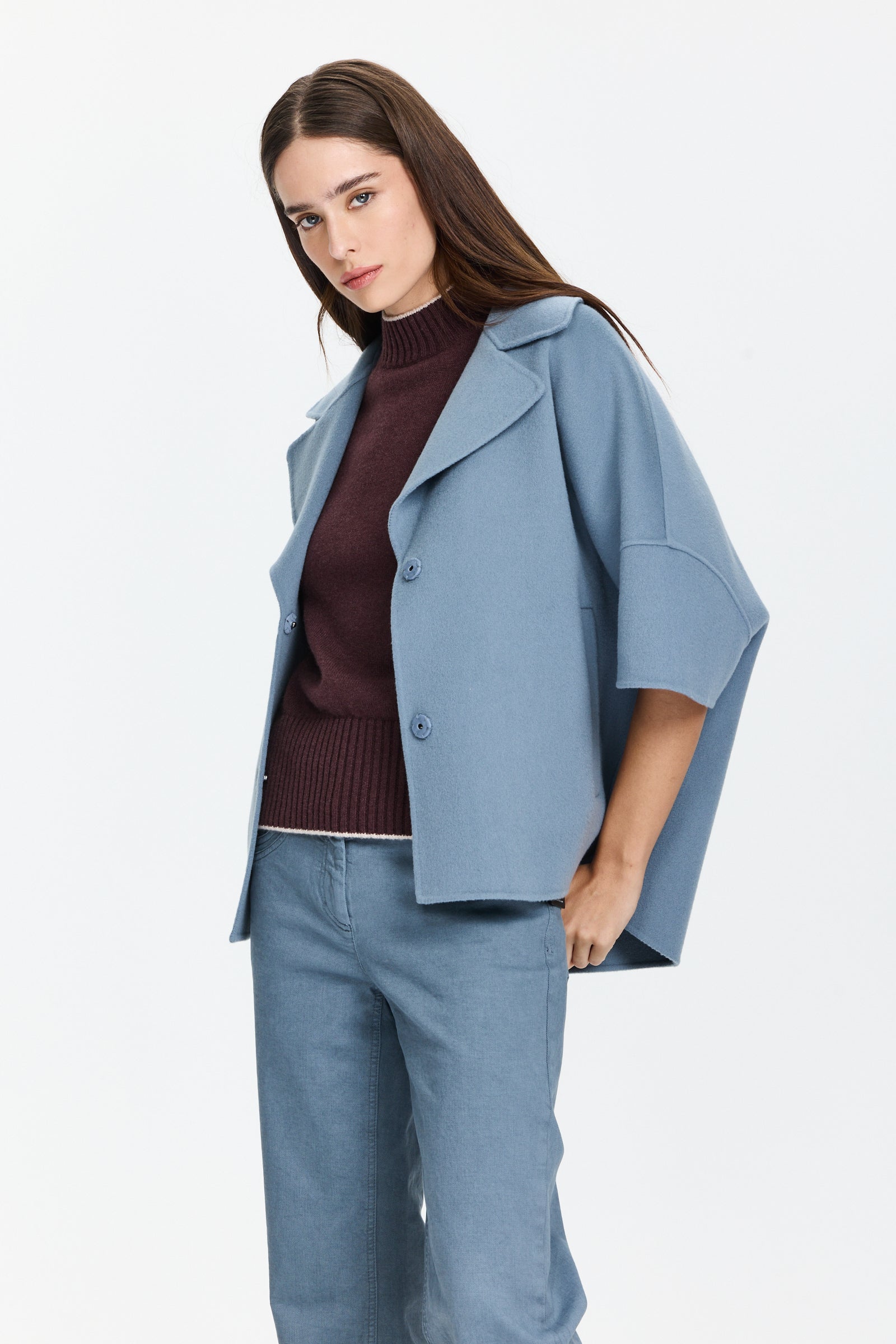 שכמיית צמר לנשים בגזרה רחבה בצבע תכלת אפרפרהרכב בד: 85% צמר, 10% פוליאמיד, 5% קשמירהדוגמנית בגובה 1.75 ולובשת מידה 36 של Luisa Cerano