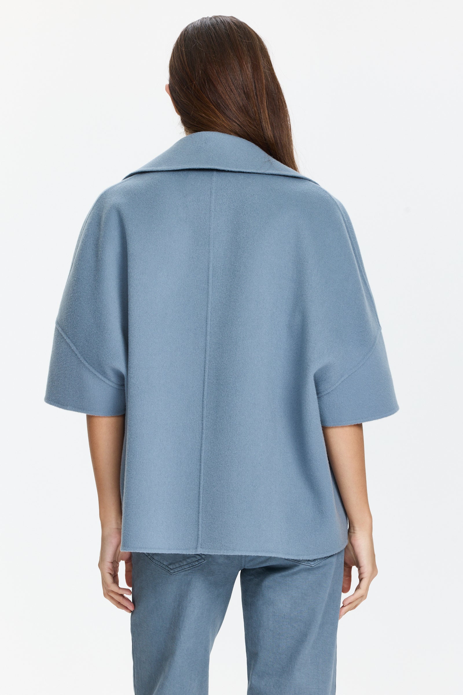 שכמיית צמר לנשים בגזרה רחבה בצבע תכלת אפרפרהרכב בד: 85% צמר, 10% פוליאמיד, 5% קשמירהדוגמנית בגובה 1.75 ולובשת מידה 36 של Luisa Cerano