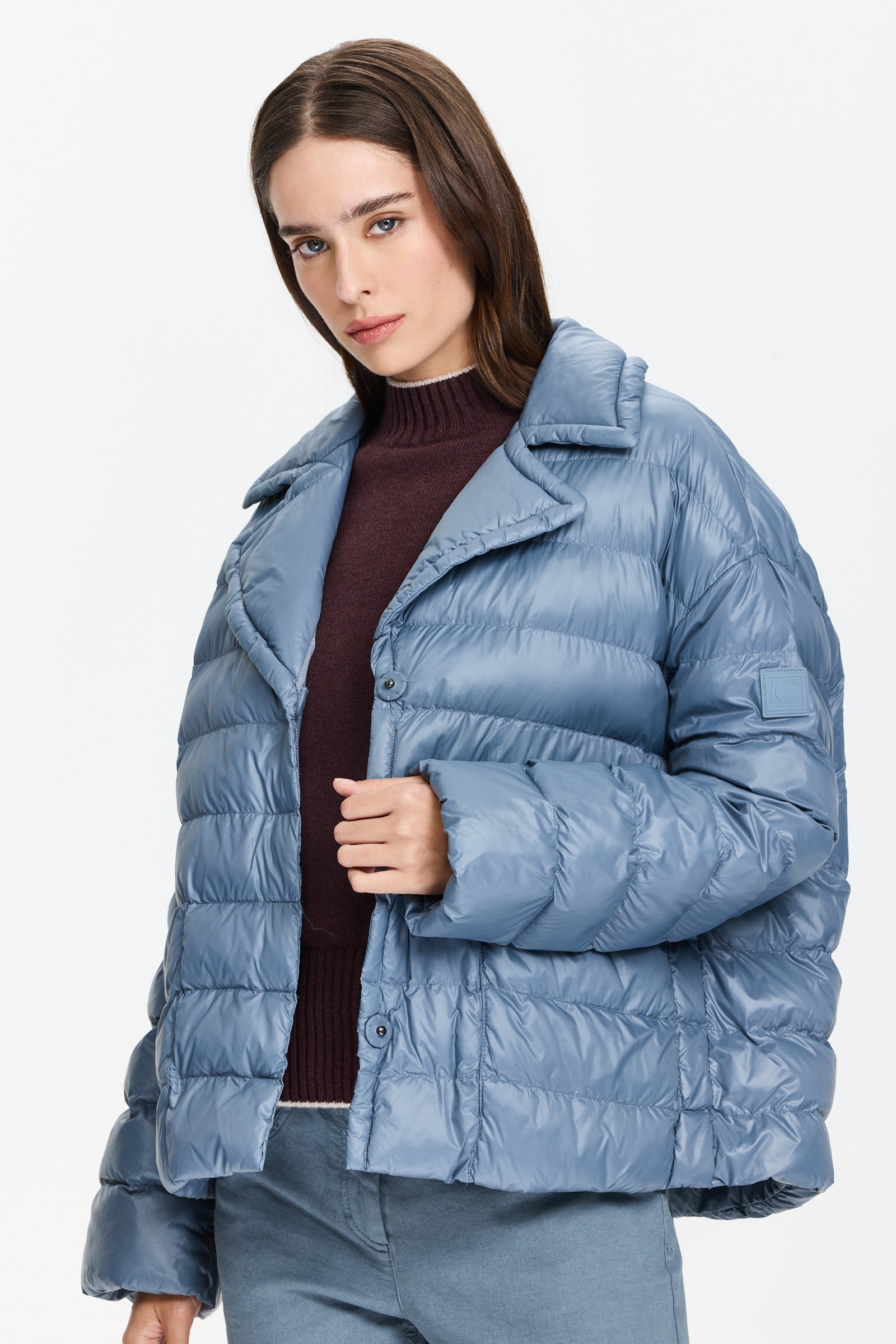 מעיל קווילט לנשים בגזרה קלאסית עם מילוי מחמםהרכב בד חיצוני: 100% פוליאמידהדוגמנית בגובה 1.75 ולובשת מידה 36 של Luisa Cerano