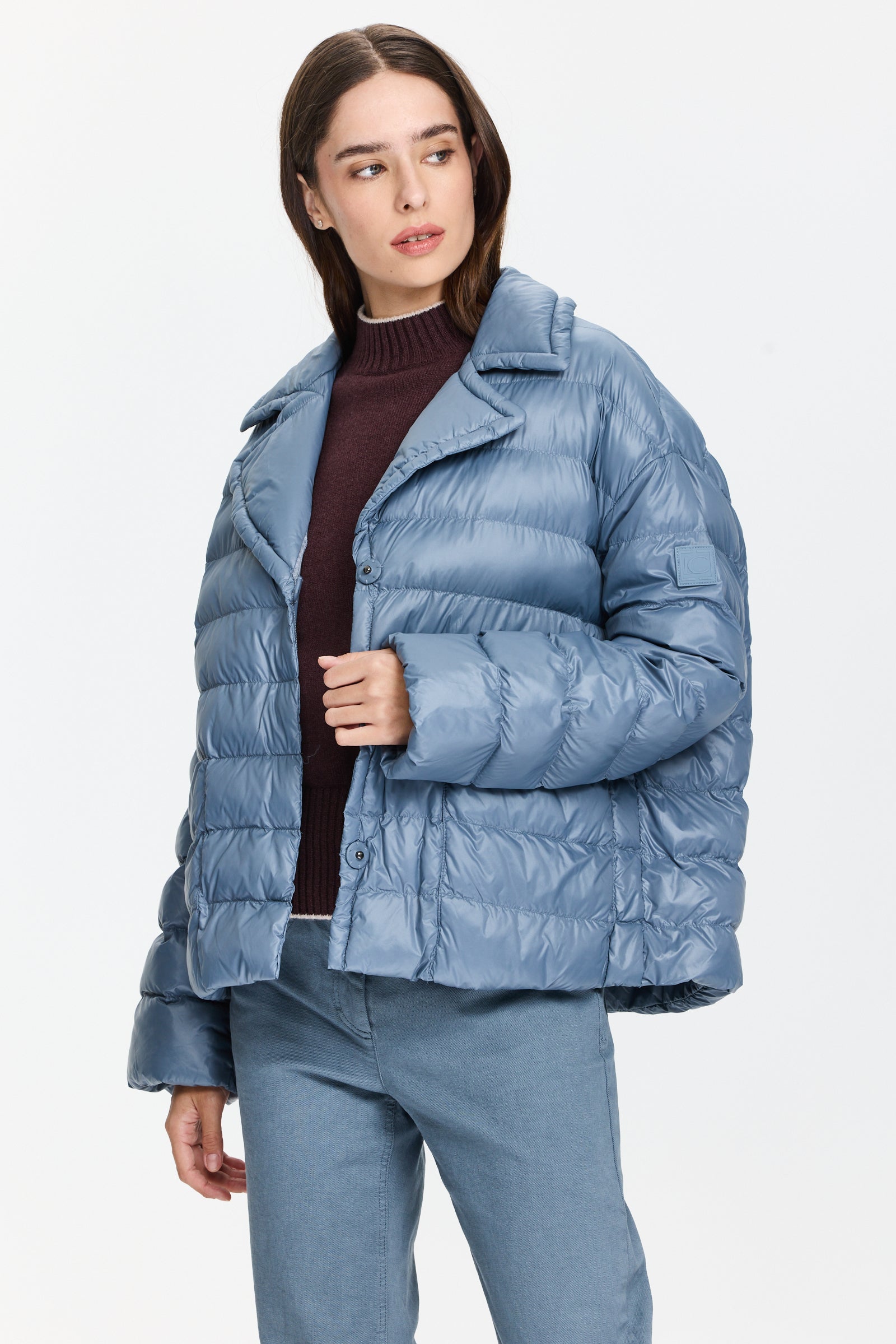מעיל קווילט לנשים בגזרה קלאסית עם מילוי מחמםהרכב בד חיצוני: 100% פוליאמידהדוגמנית בגובה 1.75 ולובשת מידה 36 של Luisa Cerano