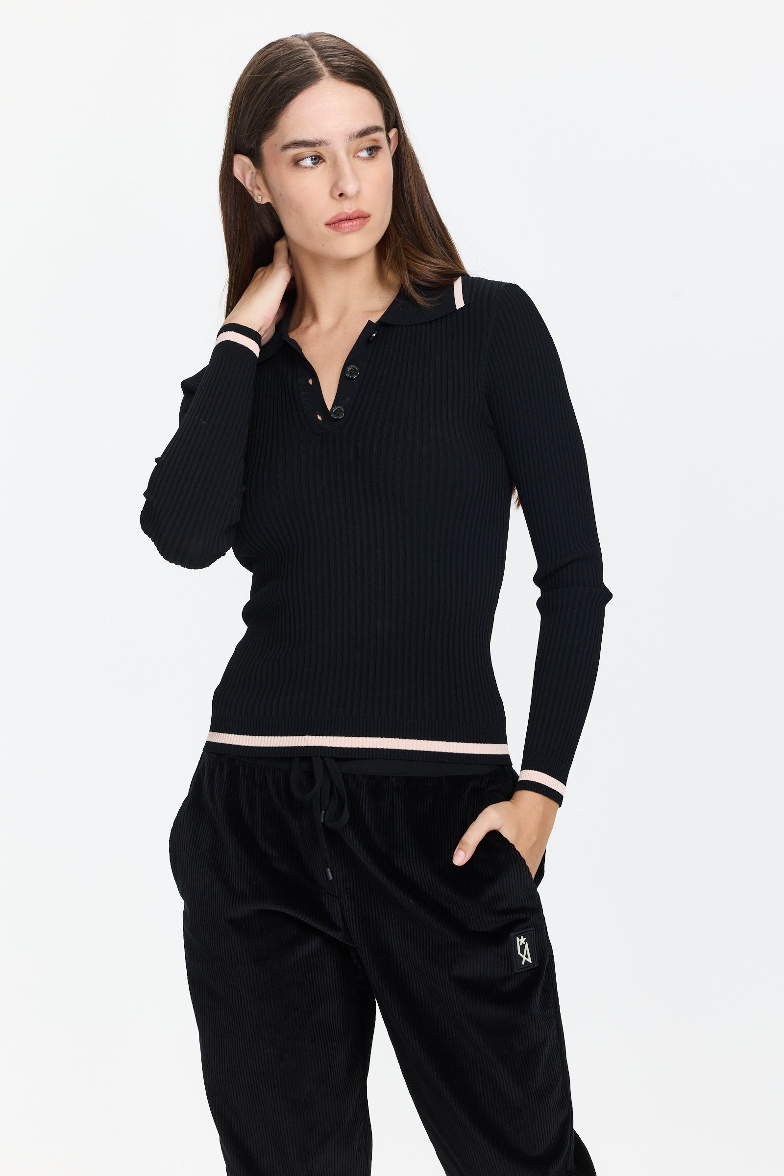 סריג נעים בגזרה צמודה עם צווארון פולוהרכב בד: 83% ויסקוזה, 17% פוליאמידהדוגמנית בגובה 1.75 ולובשת מידה 42 של MOSCHINO