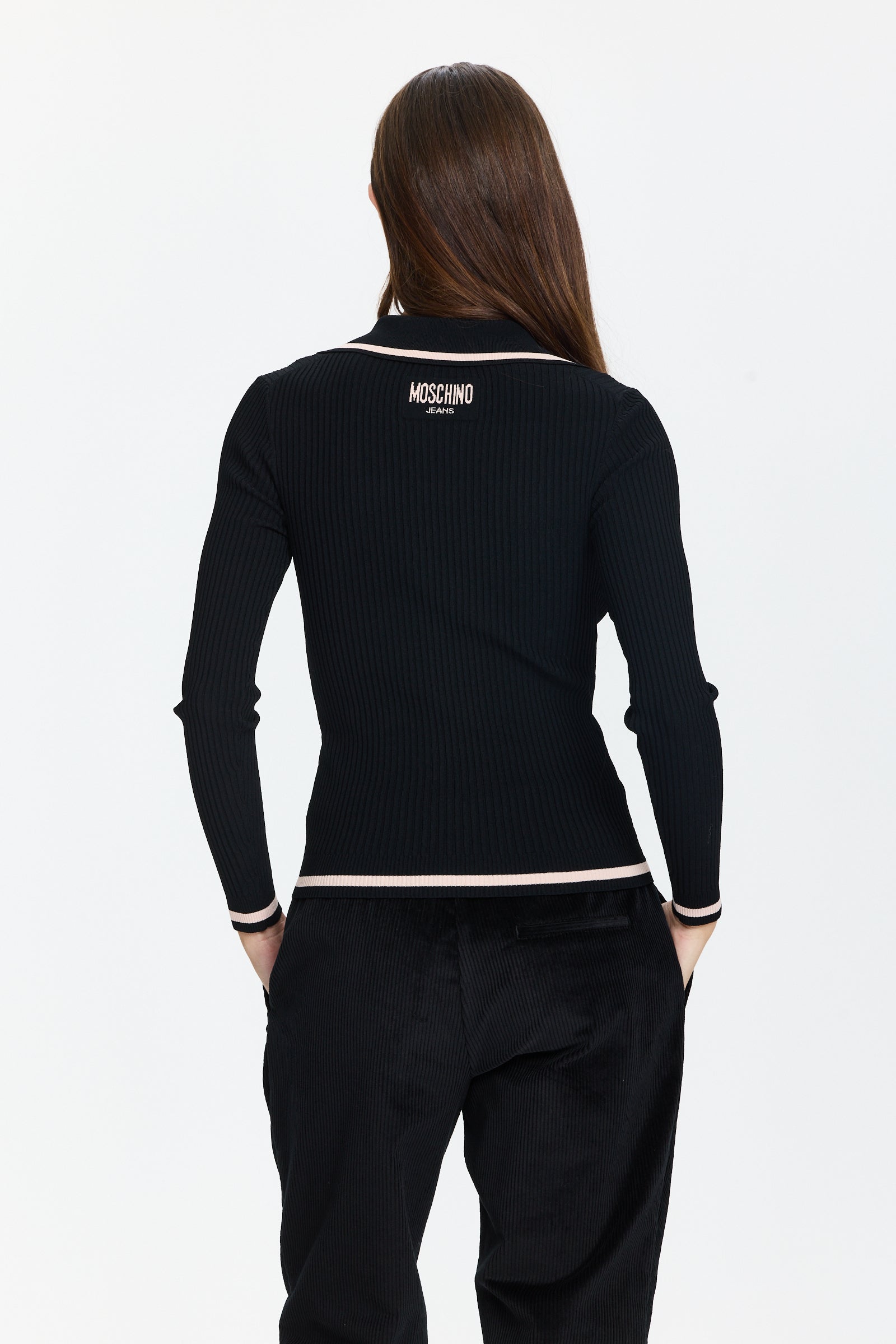 סריג נעים בגזרה צמודה עם צווארון פולוהרכב בד: 83% ויסקוזה, 17% פוליאמידהדוגמנית בגובה 1.75 ולובשת מידה 42 של MOSCHINO