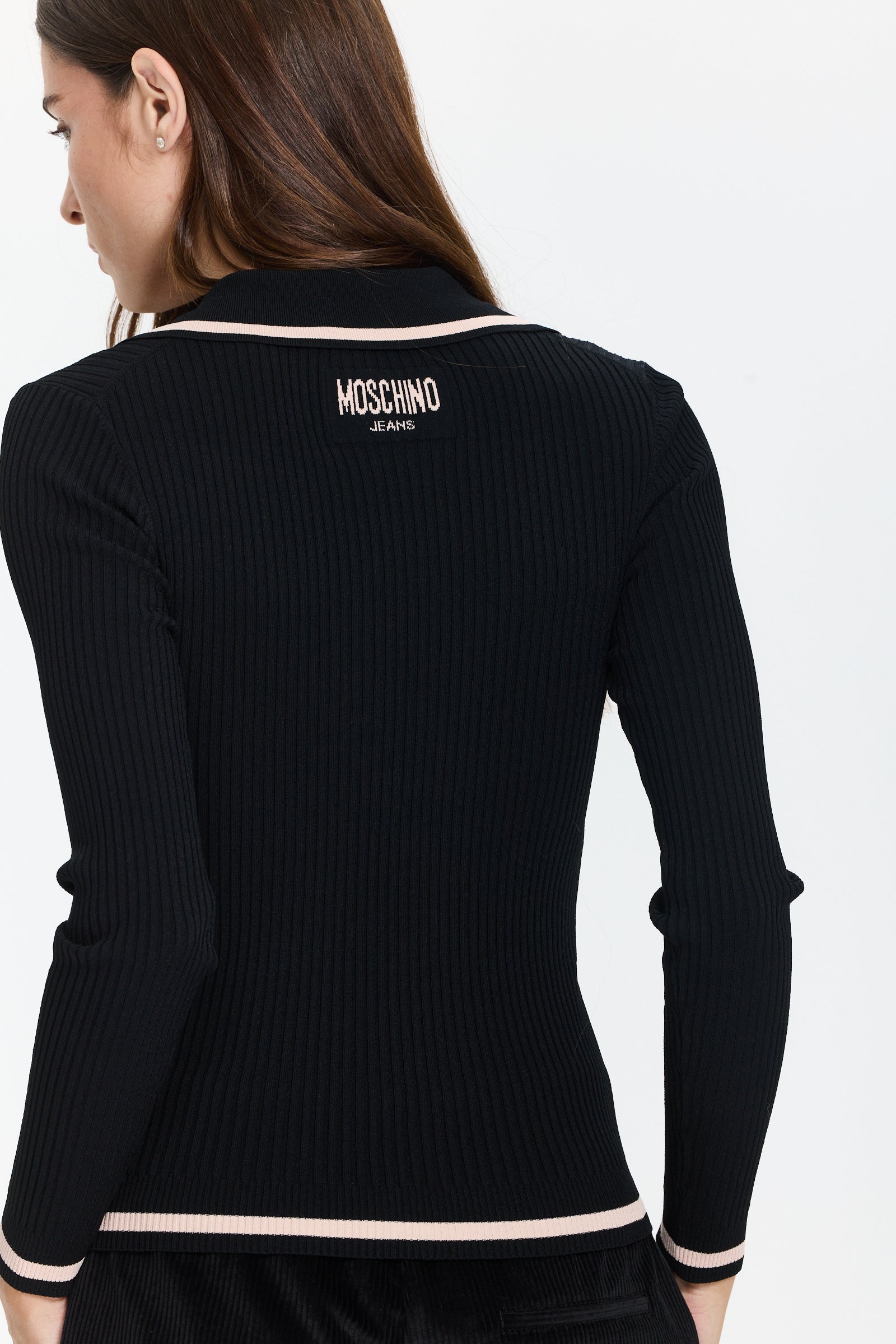 סריג נעים בגזרה צמודה עם צווארון פולוהרכב בד: 83% ויסקוזה, 17% פוליאמידהדוגמנית בגובה 1.75 ולובשת מידה 42 של MOSCHINO