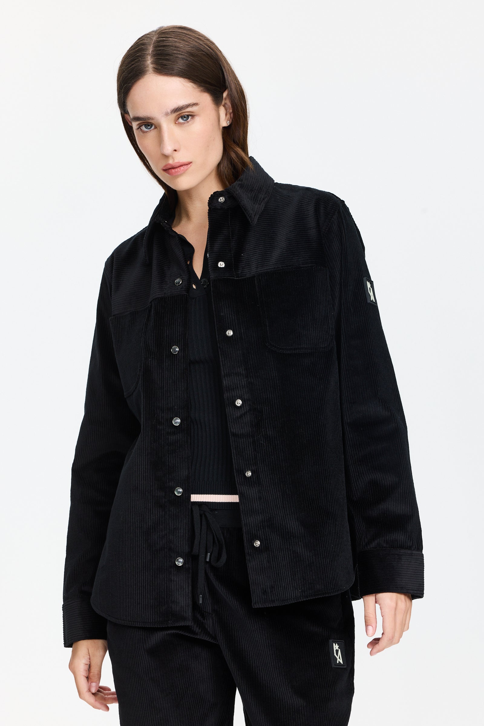 חולצת קורדרוי בגזרה רחבה עם כפתורי לחיצה וצווארון קלאסיהרכב בד: 98% כותנה, 2% אלסטן הדוגמנית בגובה 1.75 ולובשת מידה 42 של Lorena Antoniazzi