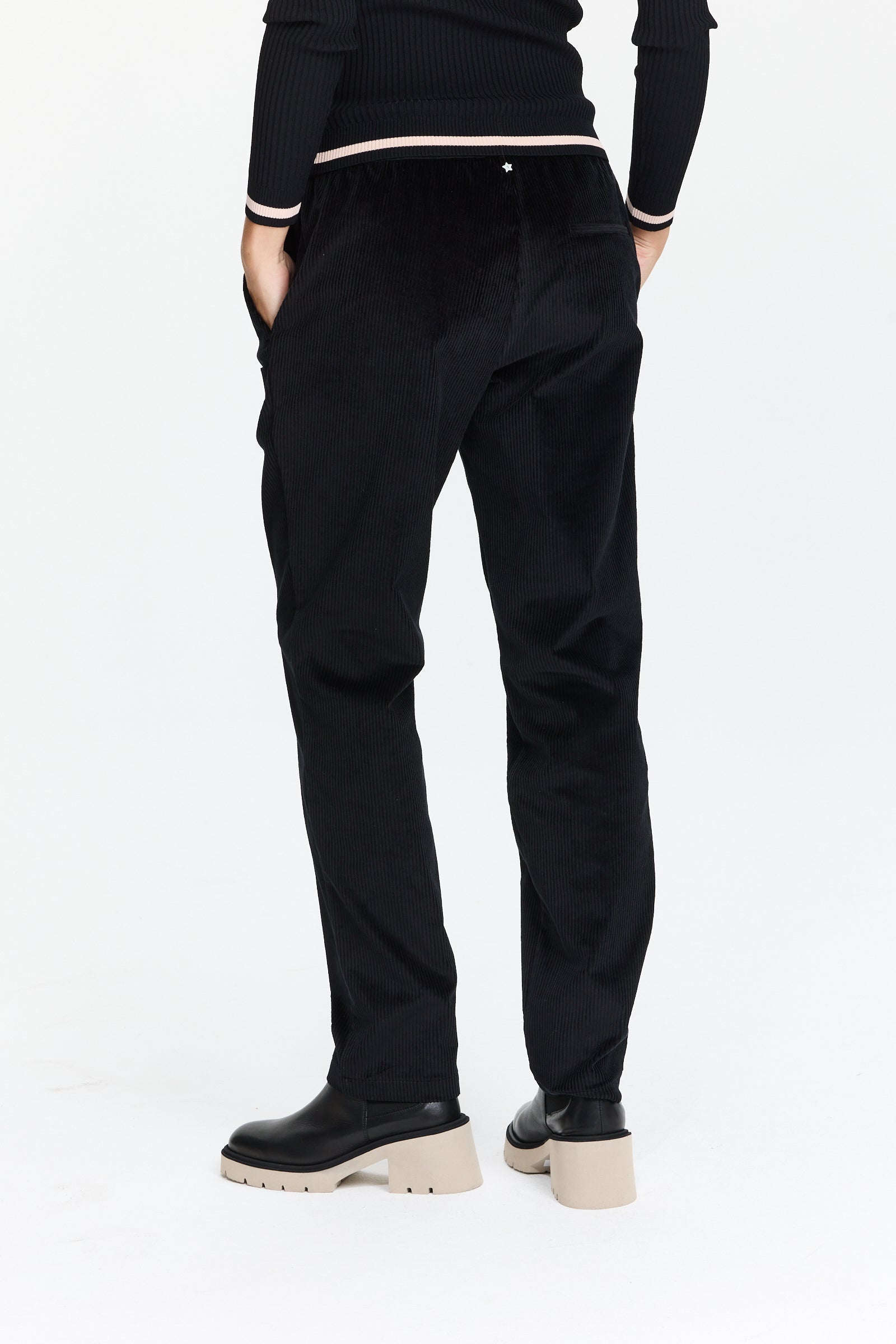 מכנסיי קורדרוי בגזרה צמודה, עם גומי במותניים וכיסים צדדייםהרכב בד: 98% כותנה, 2% אלסטן הדוגמנית בגובה 1.75 ולובשת מידה 42 של Lorena Antoniazzi