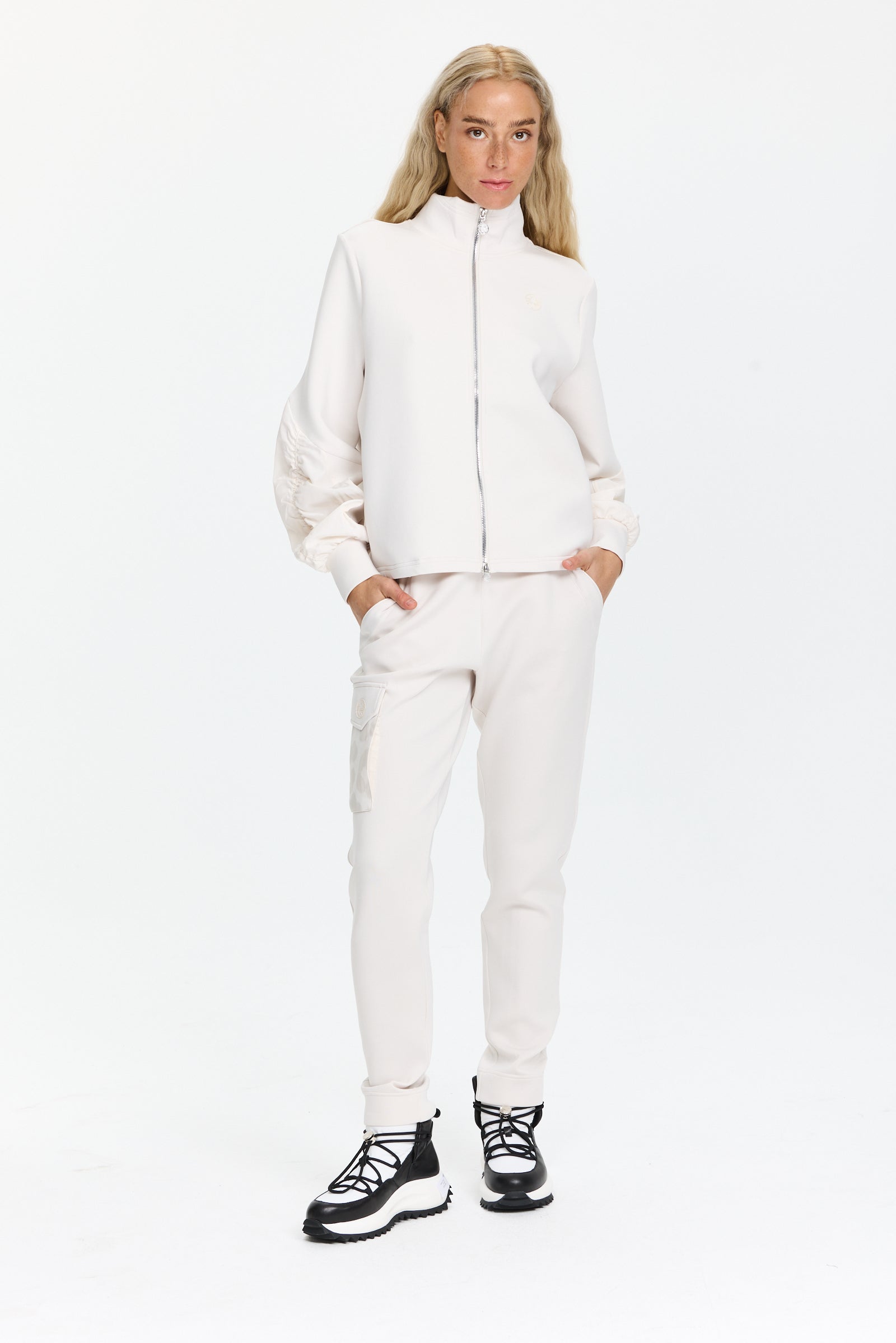 ז’קט סווטשירט עם שרוולים מיוחדים ונפחים, כיסים צדדיים ורוכסן כפול, פרינט מנומר בגבהרכב בד: 84% פוליאסטר, 16% אלסטןהדוגמנית בגובה 1.75 ולובשת מידה 36 של Sportalm