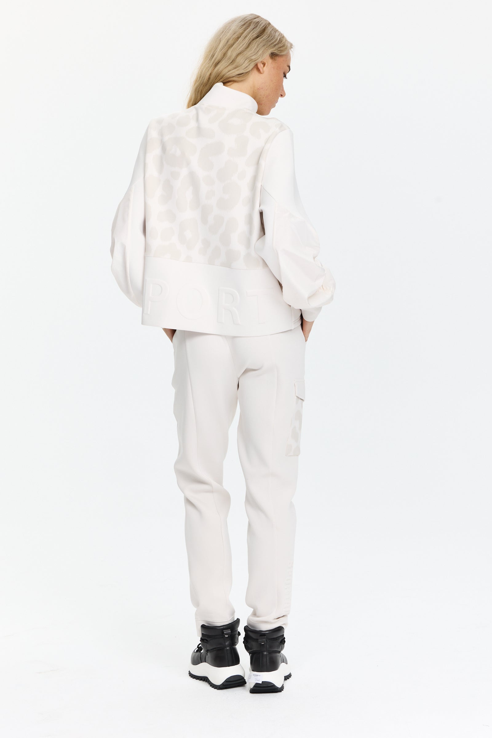 מכנסיים בגזרה צמודה, מותן אלסטית וכיסים צדדיים עם לוגו בולטהרכב בד: 84% פוליאסטר, 16% אלסטן.הדוגמנית בגובה 1.75 ולובשת מידה 36 של Sportalm