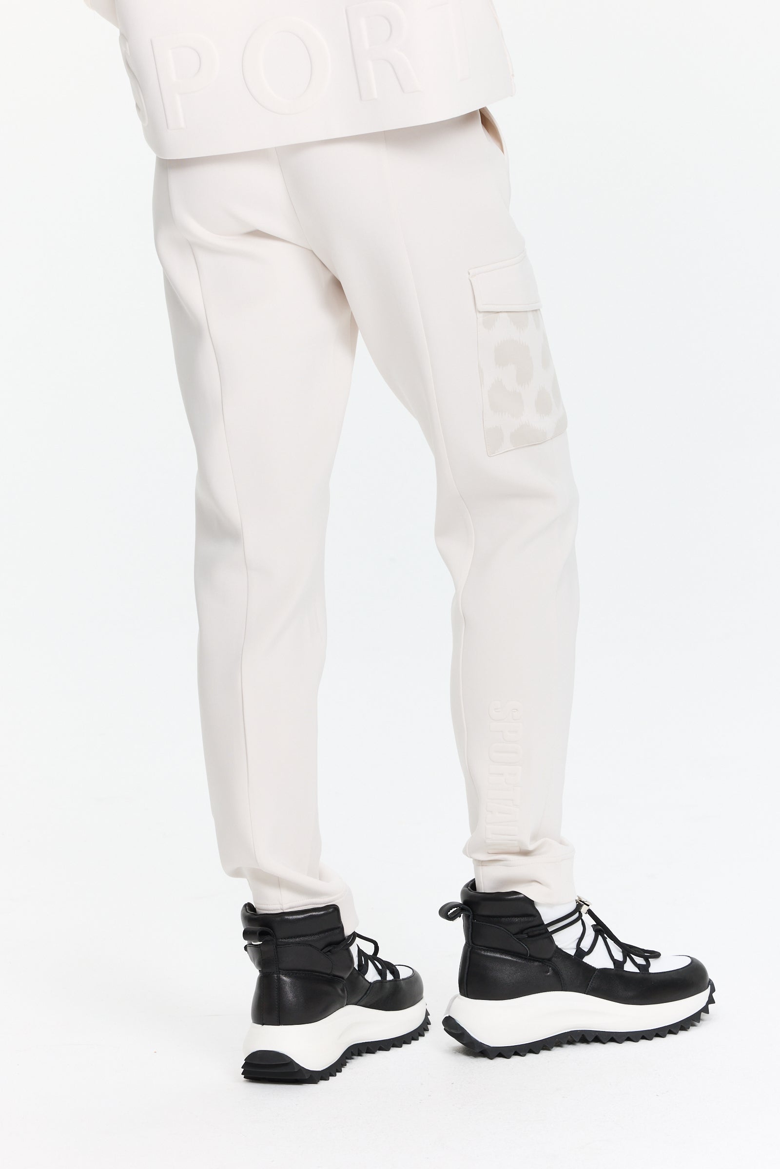 מכנסיים בגזרה צמודה, מותן אלסטית וכיסים צדדיים עם לוגו בולטהרכב בד: 84% פוליאסטר, 16% אלסטן.הדוגמנית בגובה 1.75 ולובשת מידה 36 של Sportalm