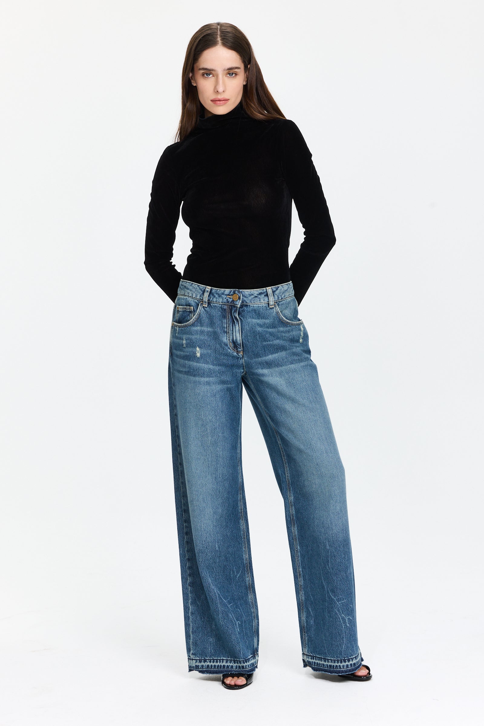 ג'ינס כחול בגזרה רחבההרכב בד: 50% לייאוצ’ל, 50% כותנההדוגמנית בגובה 1.75 ולובשת מידה 36 של Luisa Cerano
