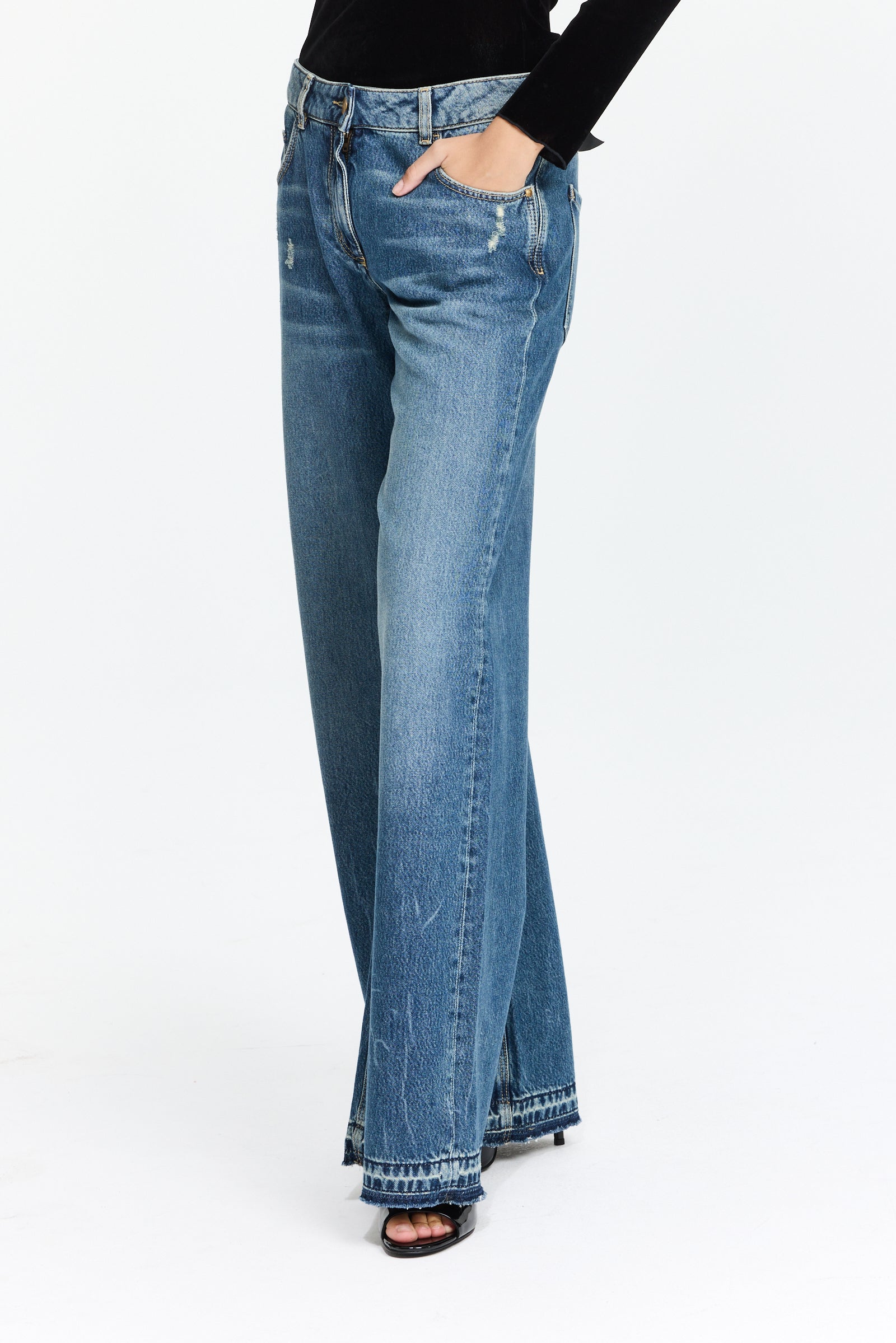 ג'ינס כחול בגזרה רחבההרכב בד: 50% לייאוצ’ל, 50% כותנההדוגמנית בגובה 1.75 ולובשת מידה 36 של Luisa Cerano