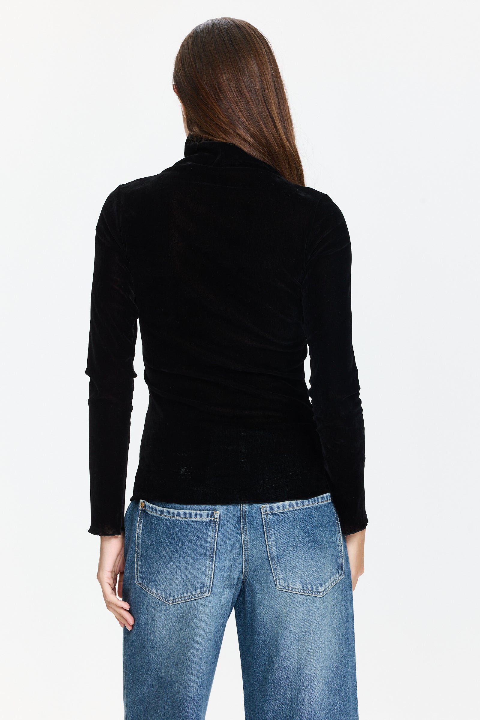 חולצת גולף שקפקפה בגזרה צמודה במרקם קטיפתיהרכב בד: 60% פוליאמיד, 40% ויסקוזההדוגמנית בגובה 1.75 ולובשת מידה 36 של Luisa Cerano