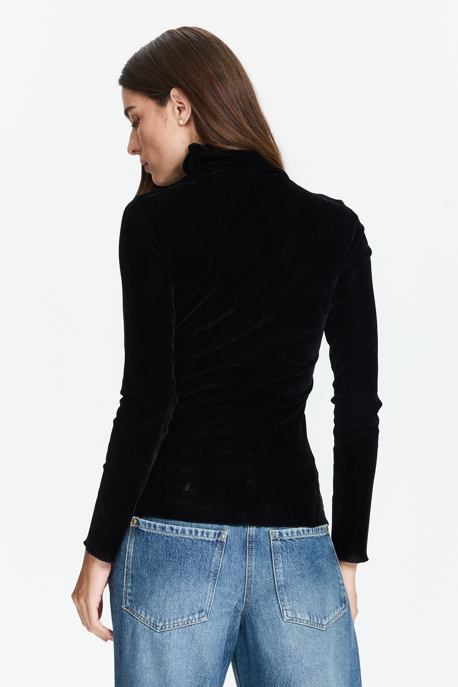 חולצת גולף שקפקפה בגזרה צמודה במרקם קטיפתיהרכב בד: 60% פוליאמיד, 40% ויסקוזההדוגמנית בגובה 1.75 ולובשת מידה 36 של Luisa Cerano