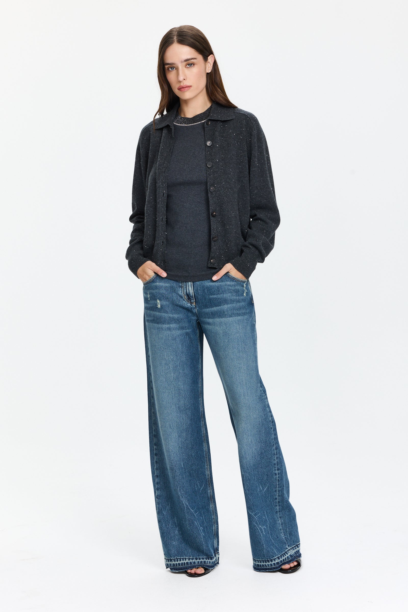 קרדיגן מנצנץ בגזרה ישרה עם סגירת כפתורים וצווארון קלאסי הרכב בד: 60% צמר חדש, 17% משי, 13% ויסקוזה, 9% קשמיר, 1% פוליאסטרהדוגמנית בגובה 1.75 ולובשת מידה 42 של Peserico